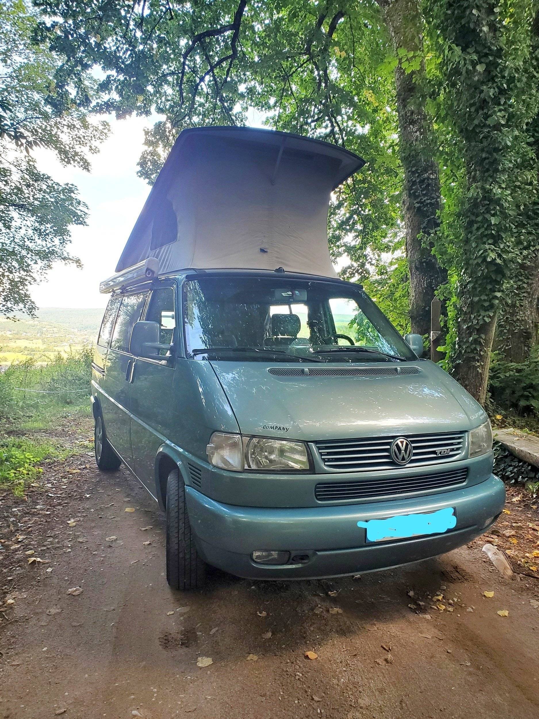 Front view from 3/4 Volkswagen - Yescapa