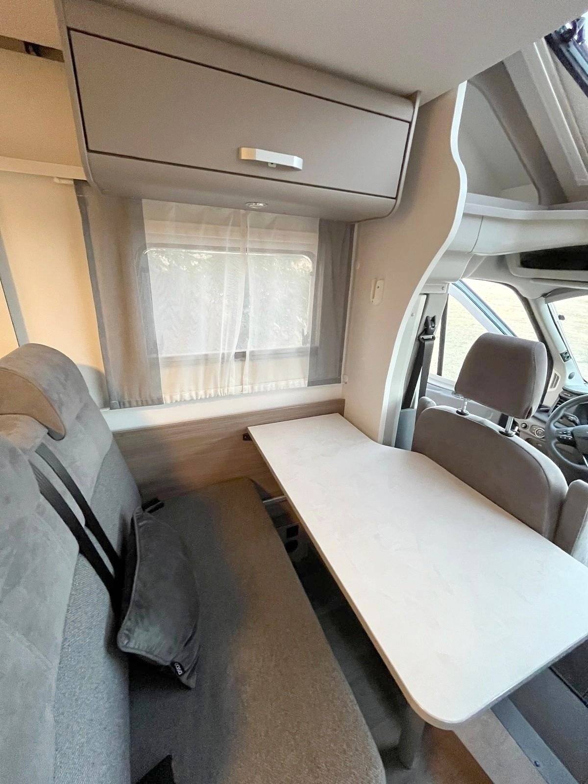 Dining Area Ford Euro 6 red 2.0L automática - Yescapa