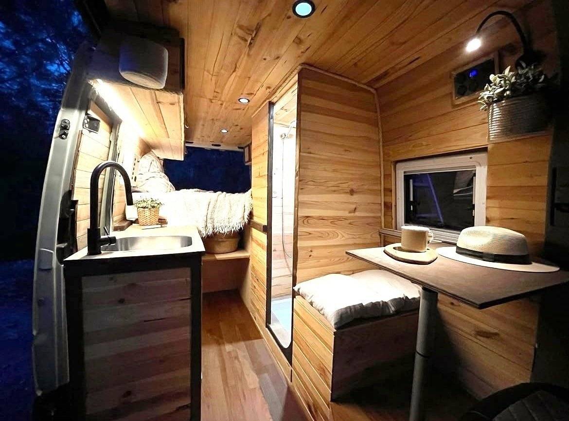 Dining Area Volkswagen Crafter 2,5 l 109 ch - Yescapa