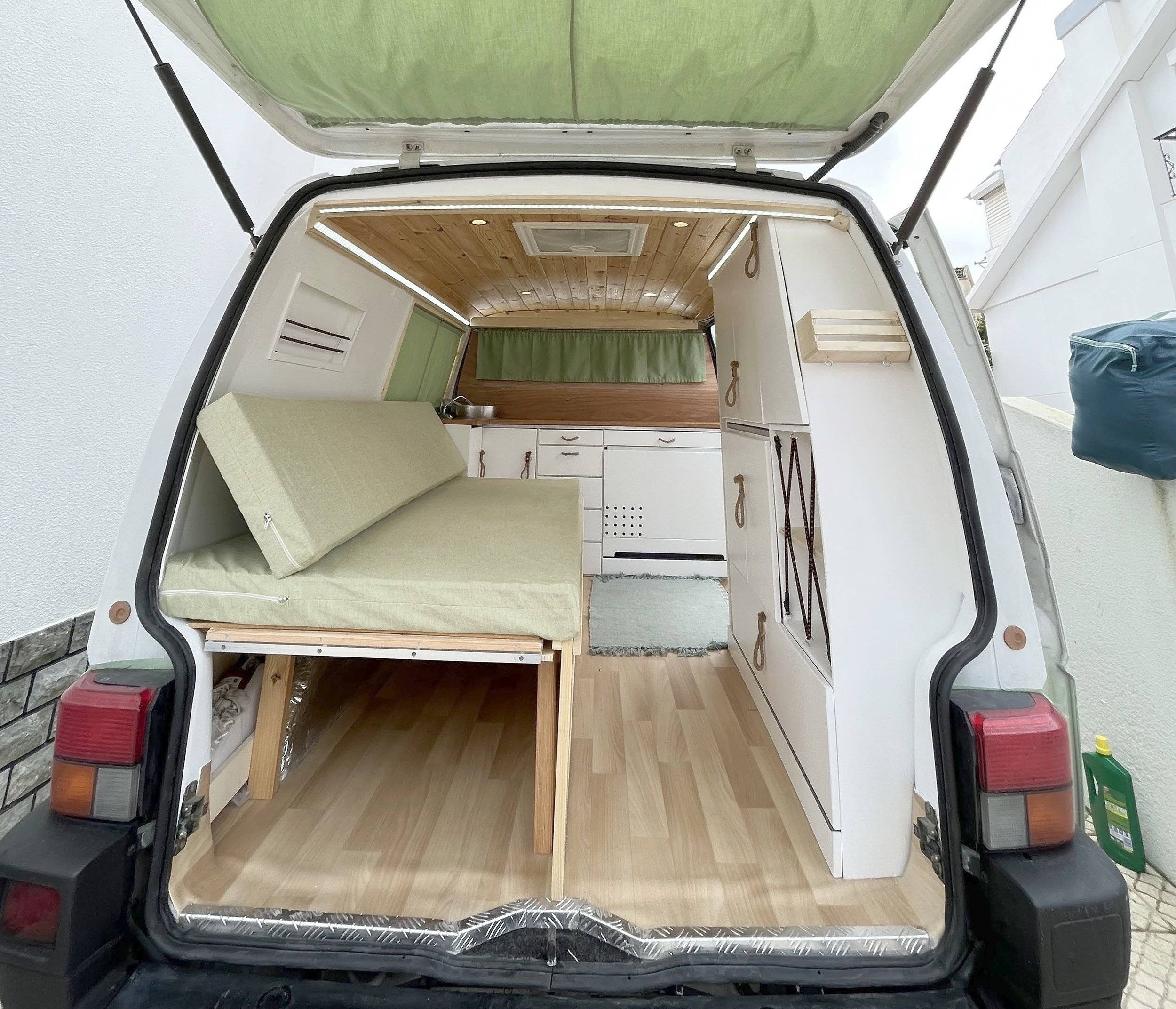 Berth Volkswagen Transporter T4 - Yescapa