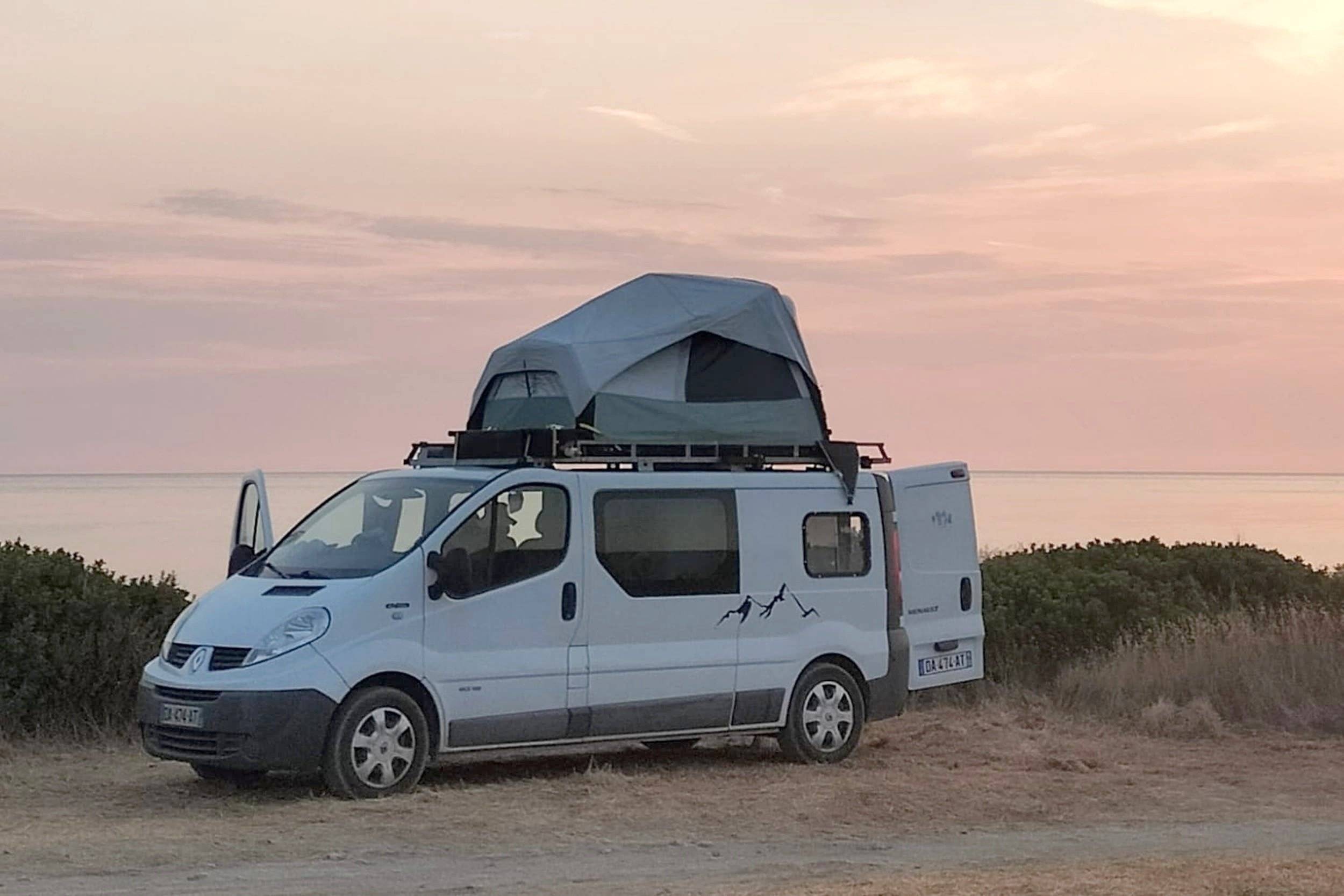 Vista de 3/4 Renault Trafic Long 2,0L 115CV - Yescapa