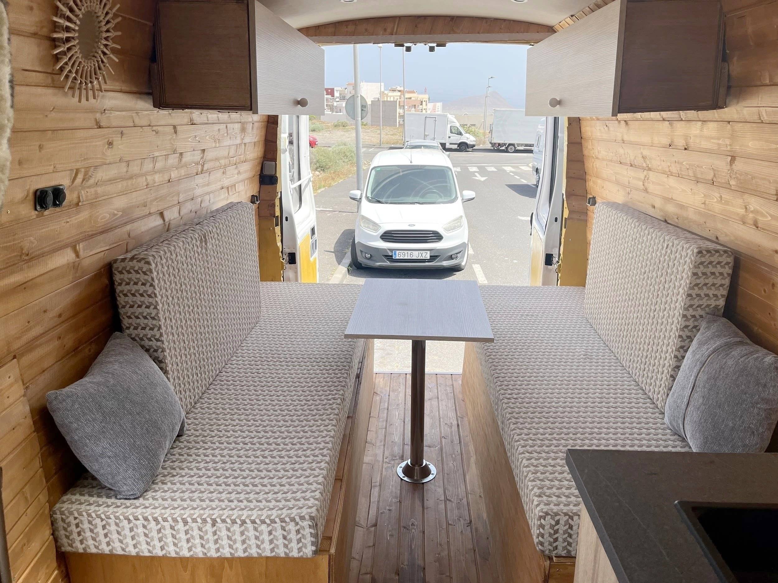 Dining Area Iveco Daily 2,3 HPI 136 ch. - Yescapa