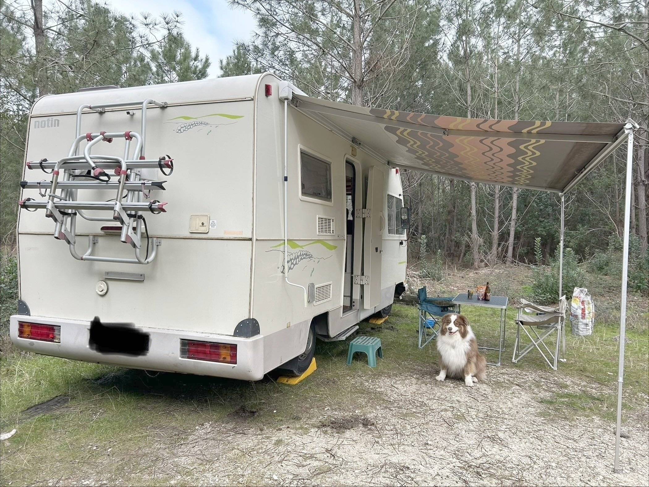 Vista del vehicle angle davanter Mercedes 312D - Yescapa