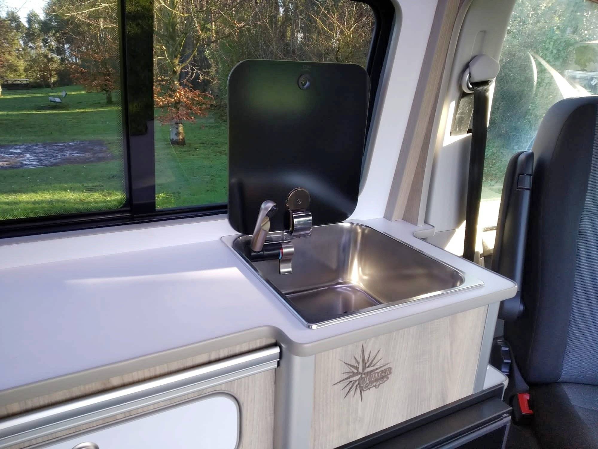 Volkswagen Transporter T6 (Amarilla)