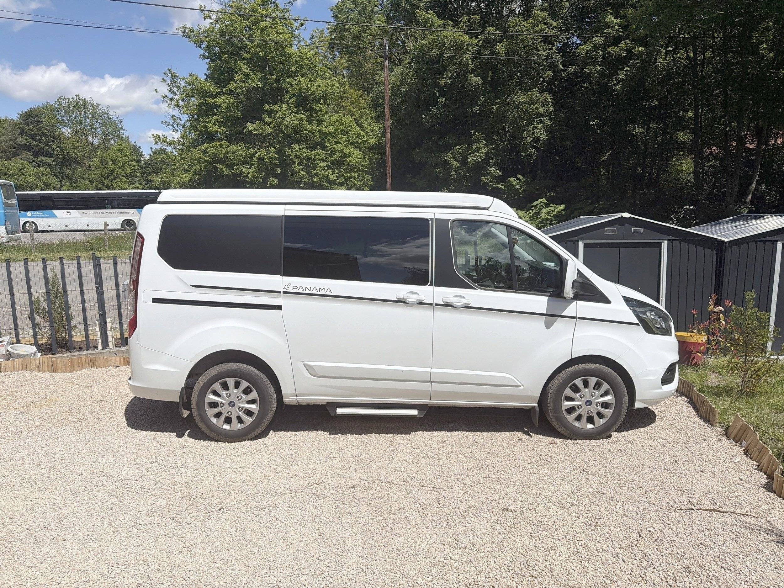 Front view from 3/4 Ford - Yescapa