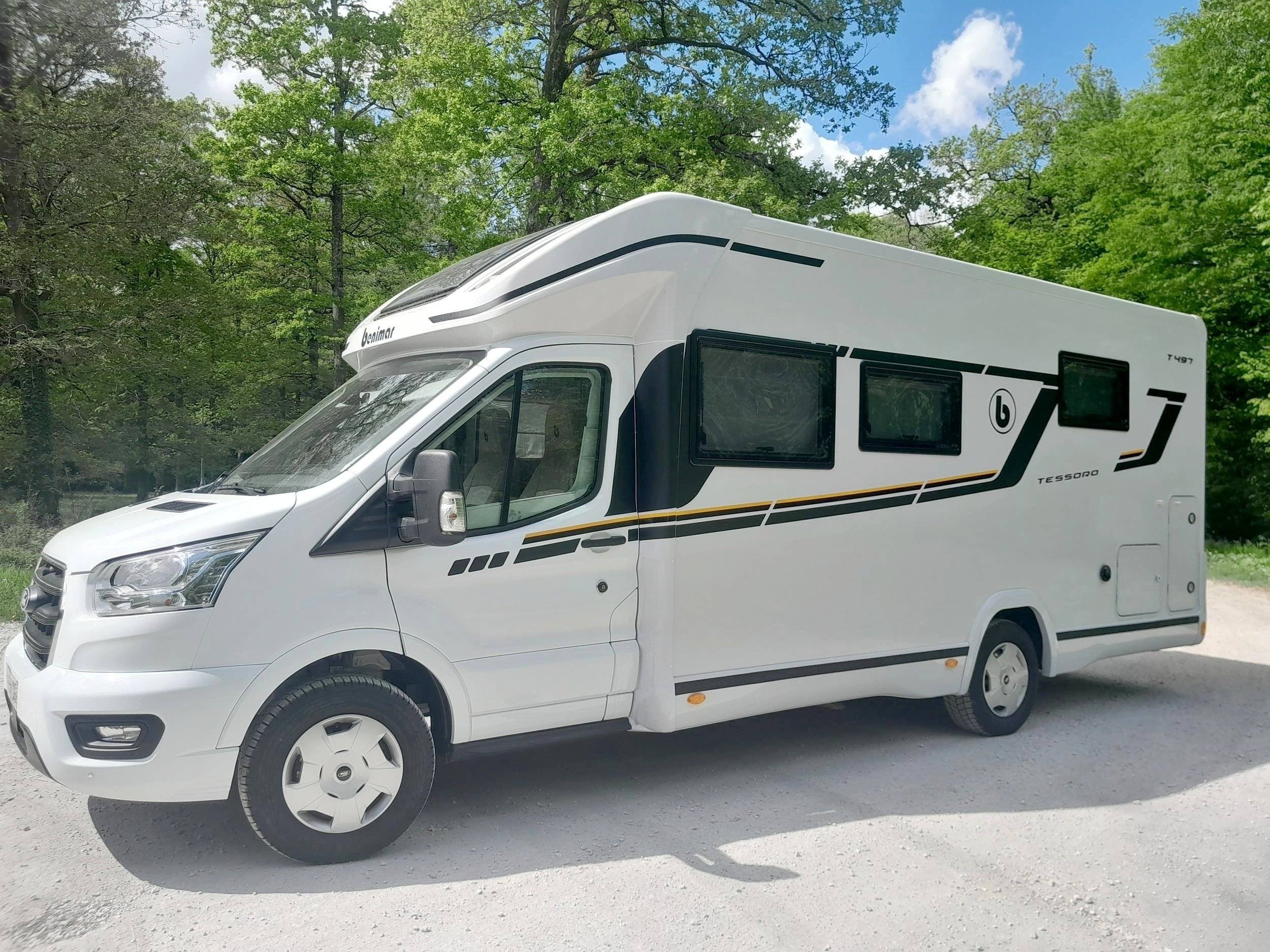 Front view from 3/4 Ford Vasp - Yescapa