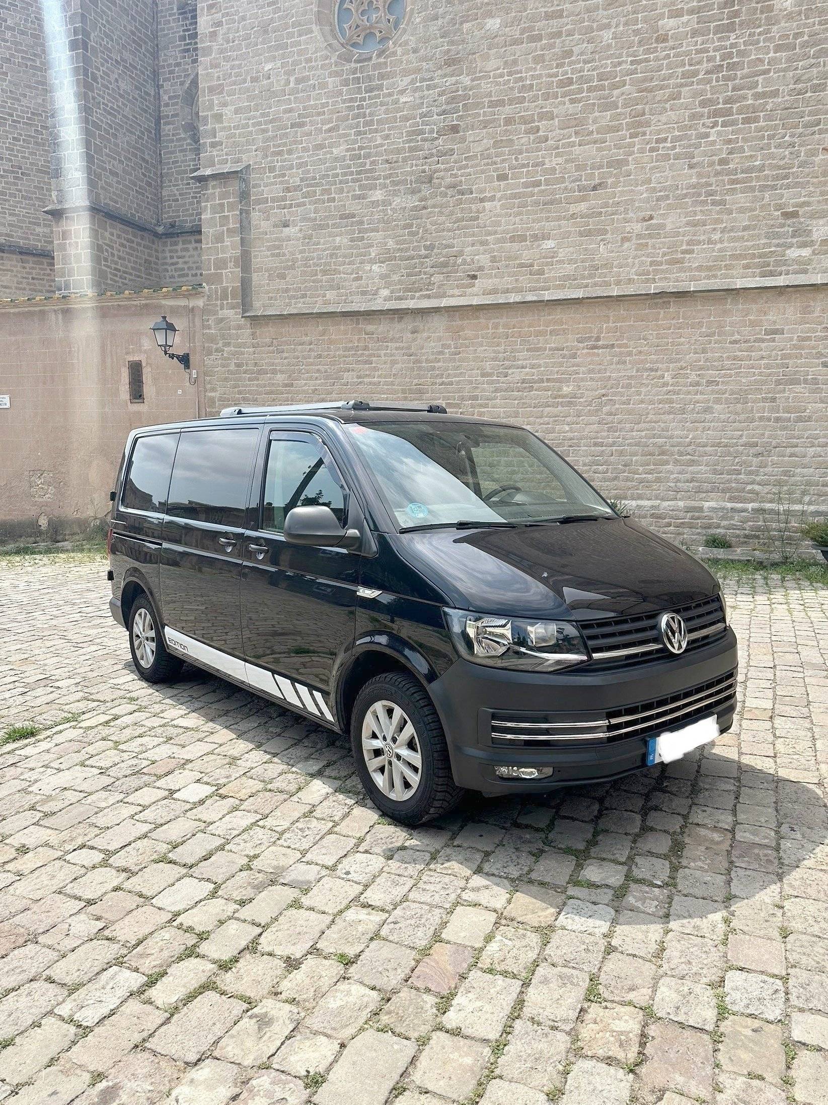 Vue avant de 3/4 Volkswagen T6 2,0 l 102 ch - Yescapa