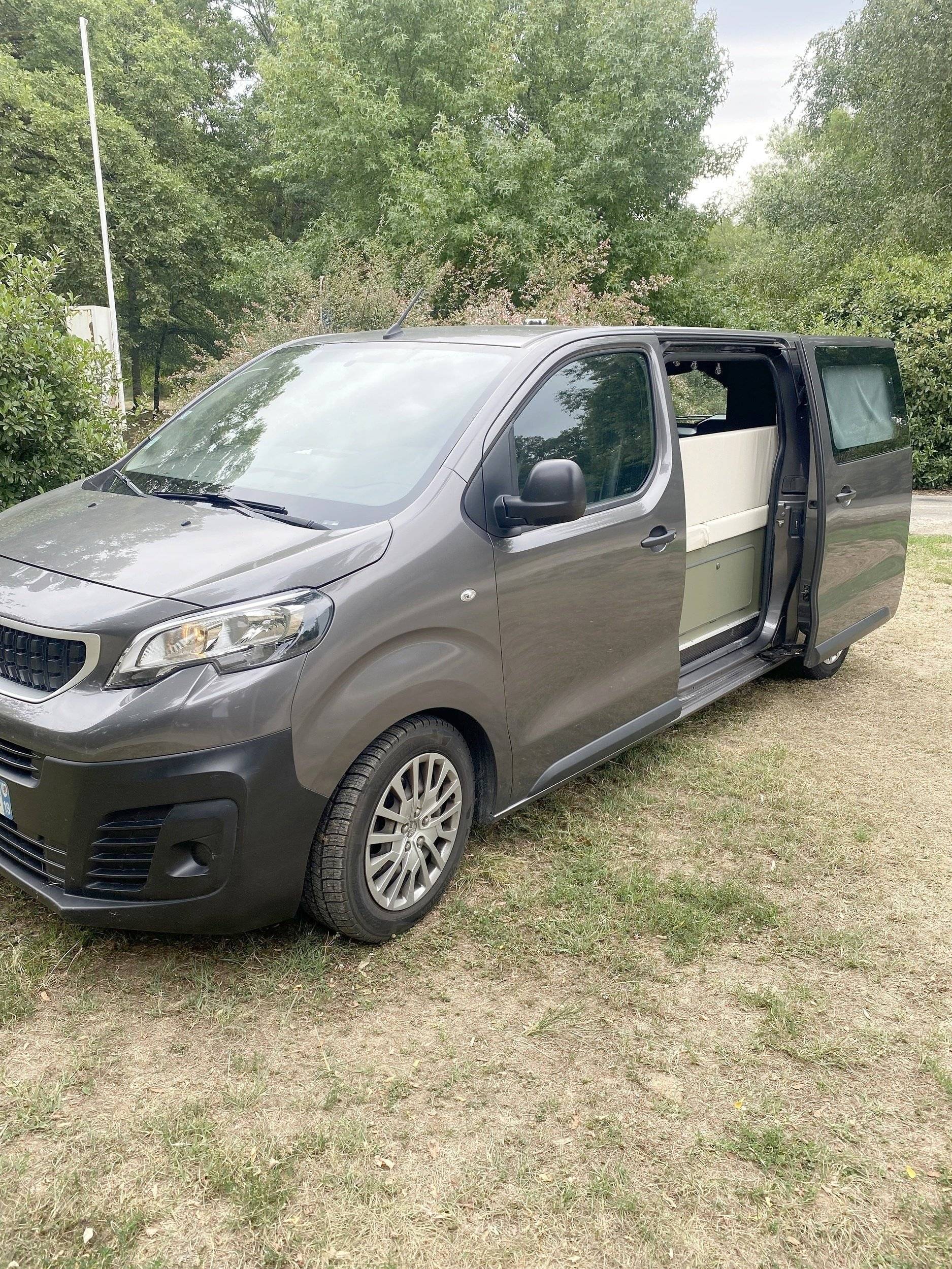 schräge Vorderansicht Peugeot Expert 1,6 l 115 ch - Yescapa