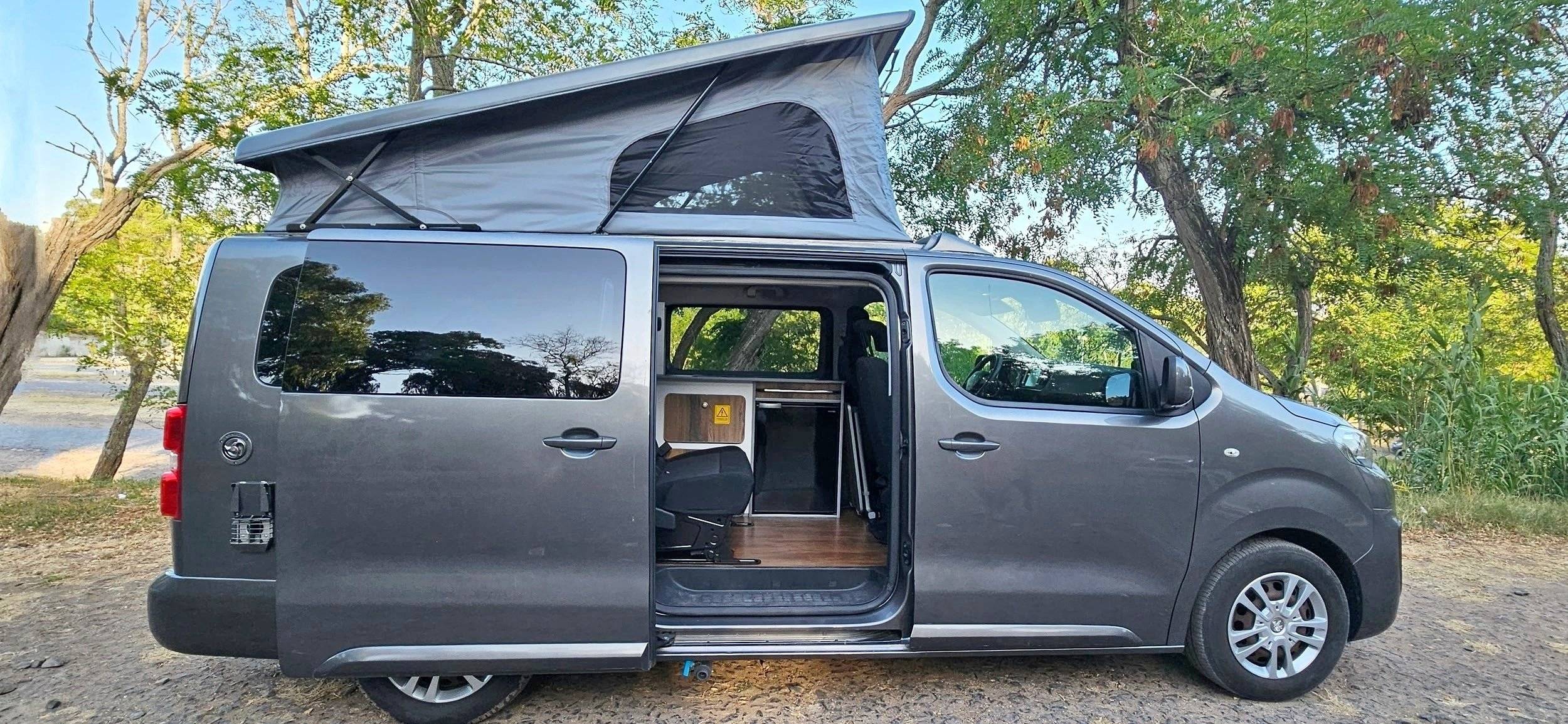 Front view from 3/4 Peugeot peugeot expert - Yescapa