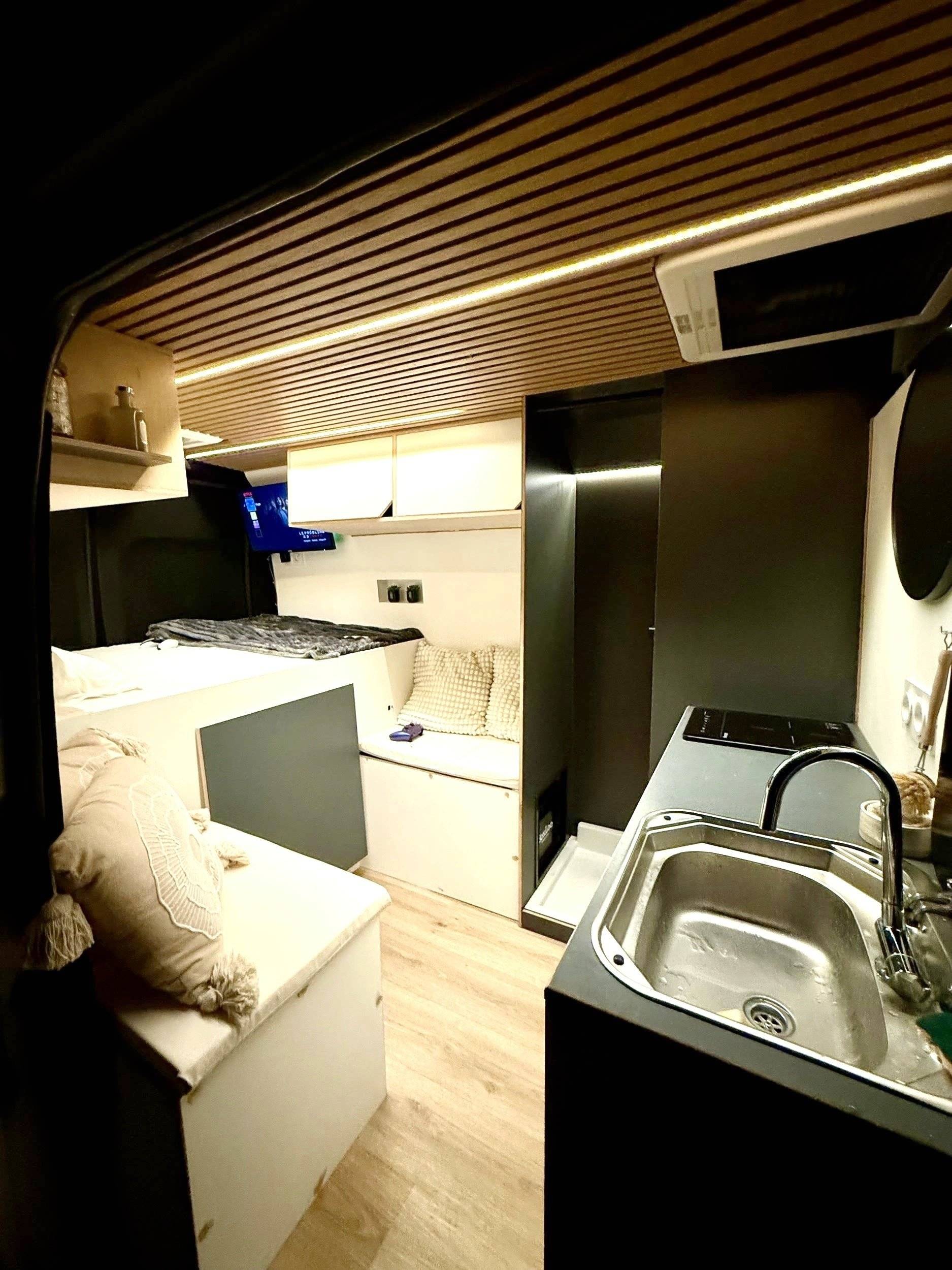 Vista del vehículo ángulo delantero Citroën Jumper 2,0 l 110 ch - Yescapa