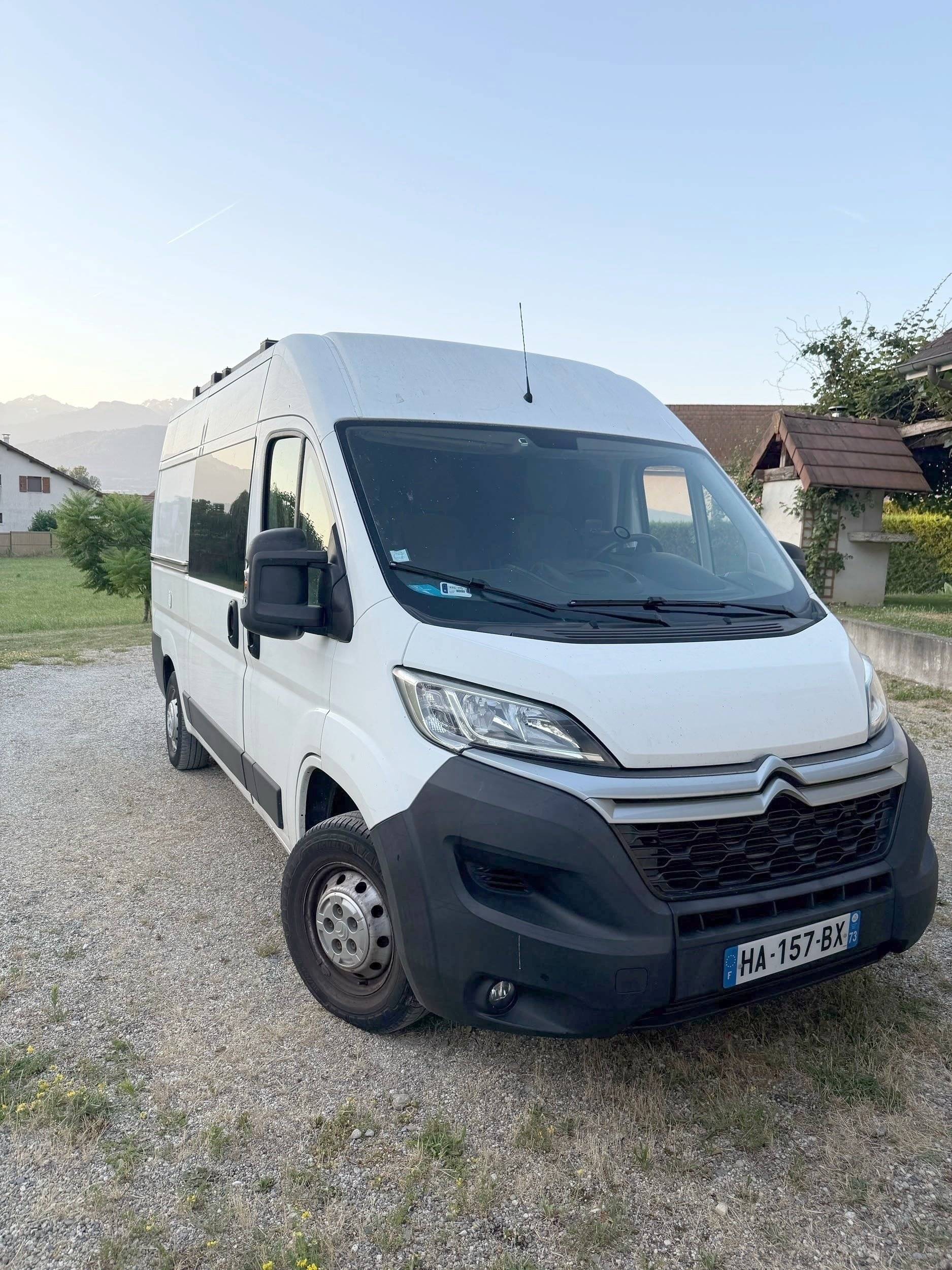 Vue avant de 3/4 Citroën Jumper 2,0 l 110 ch - Yescapa