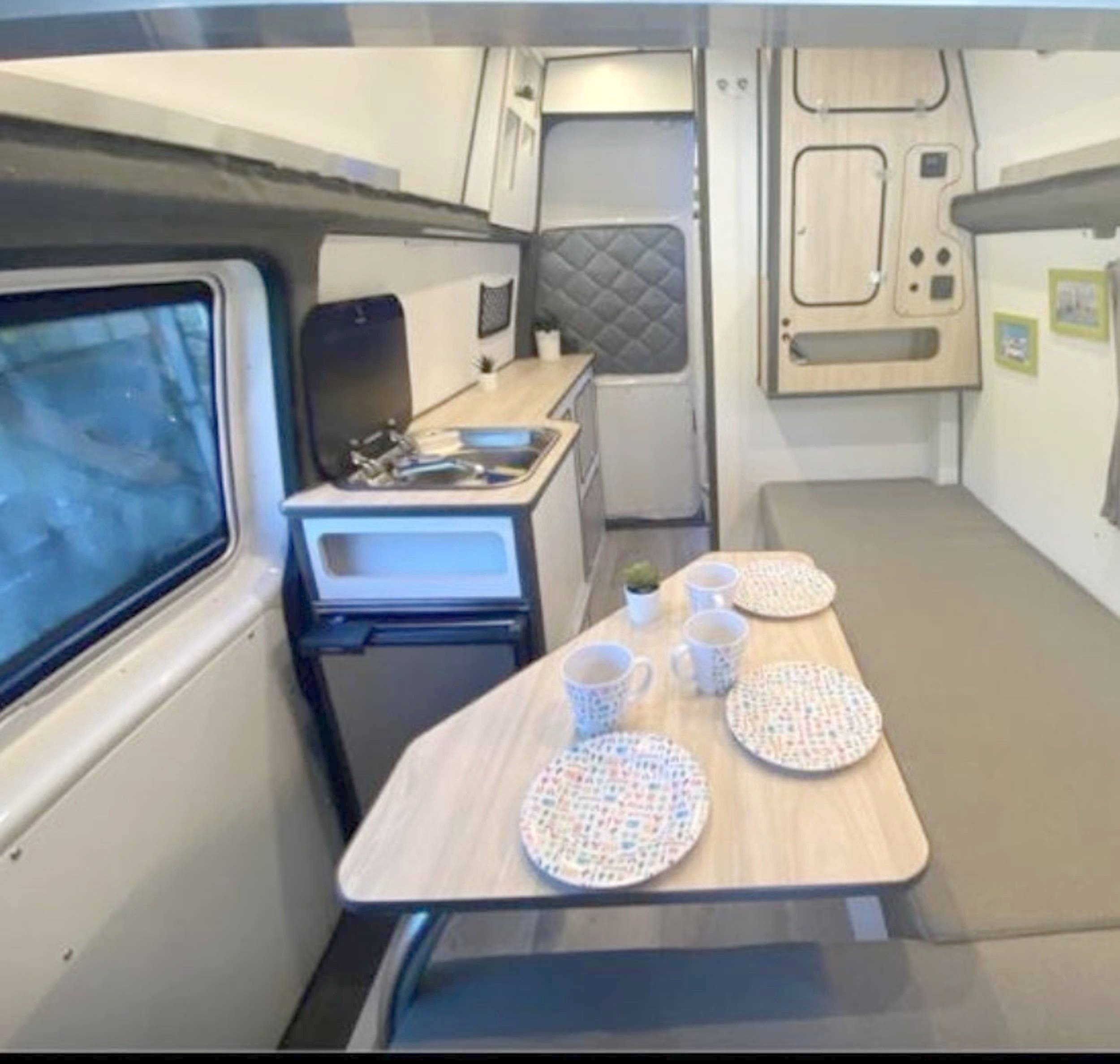 Comedor Volkswagen Volkswagen Transporter T5.1 - Yescapa