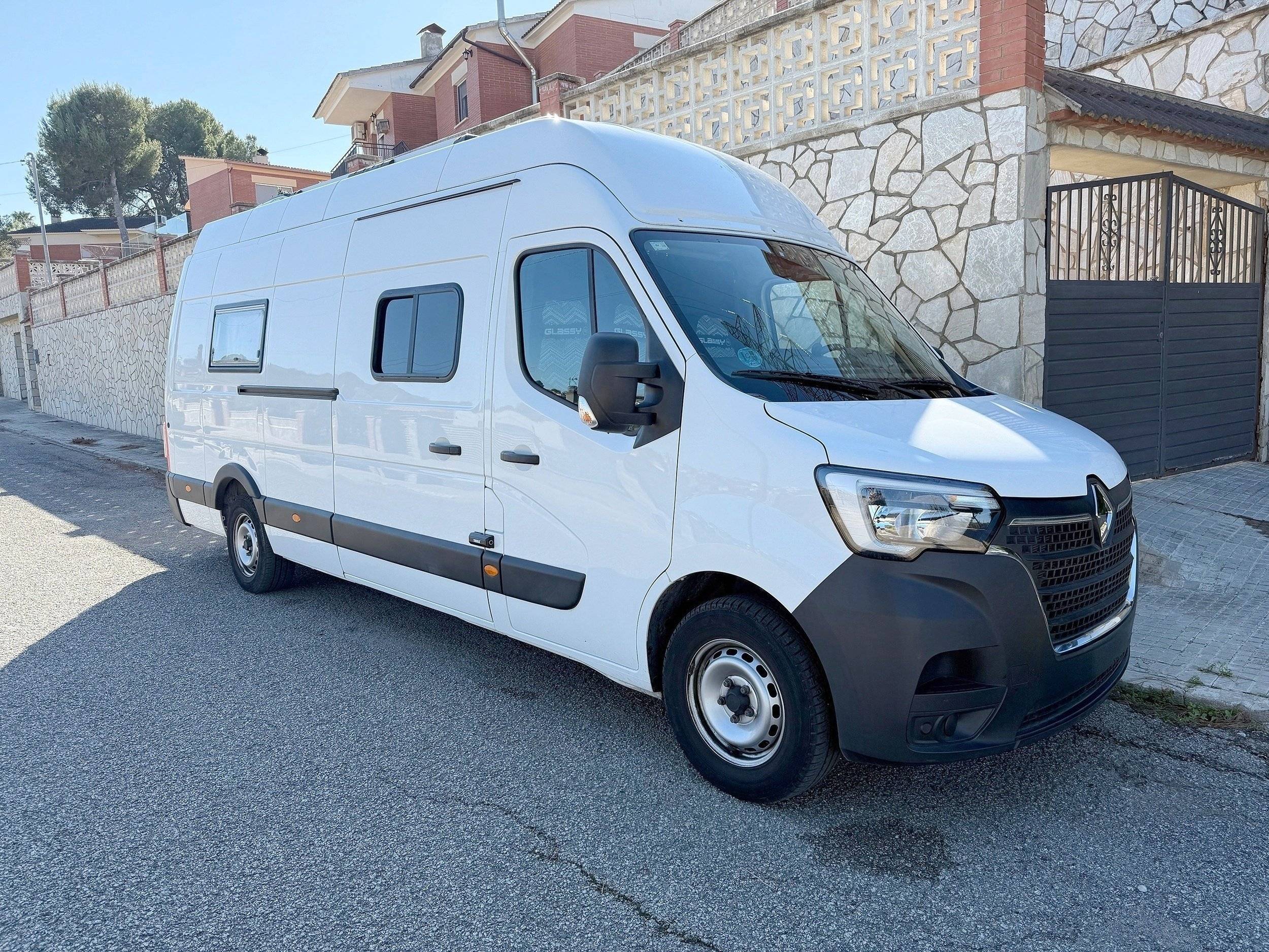 Vue avant de 3/4 Renault - Yescapa