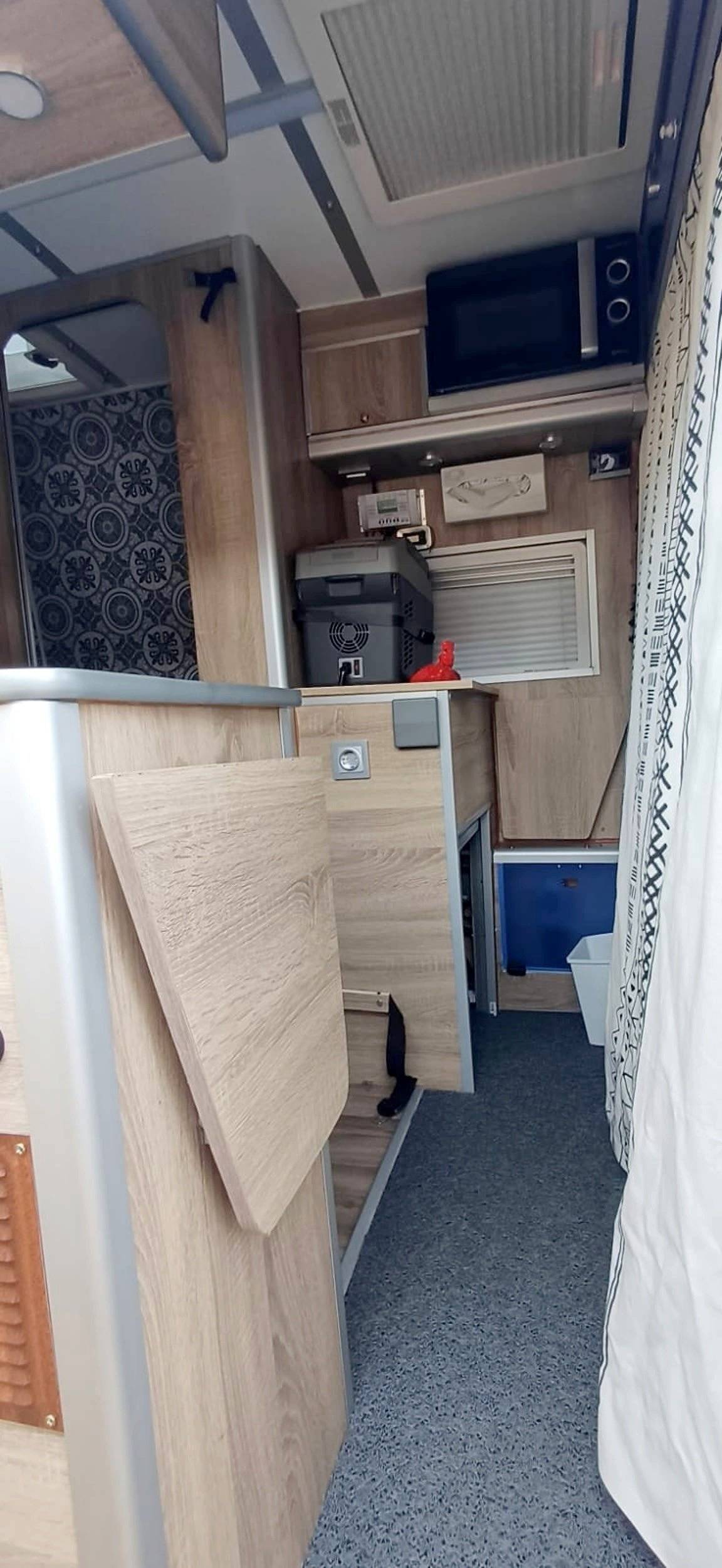 Dining Area Mercedes Sprinter 2,2 l 130 ch - Yescapa
