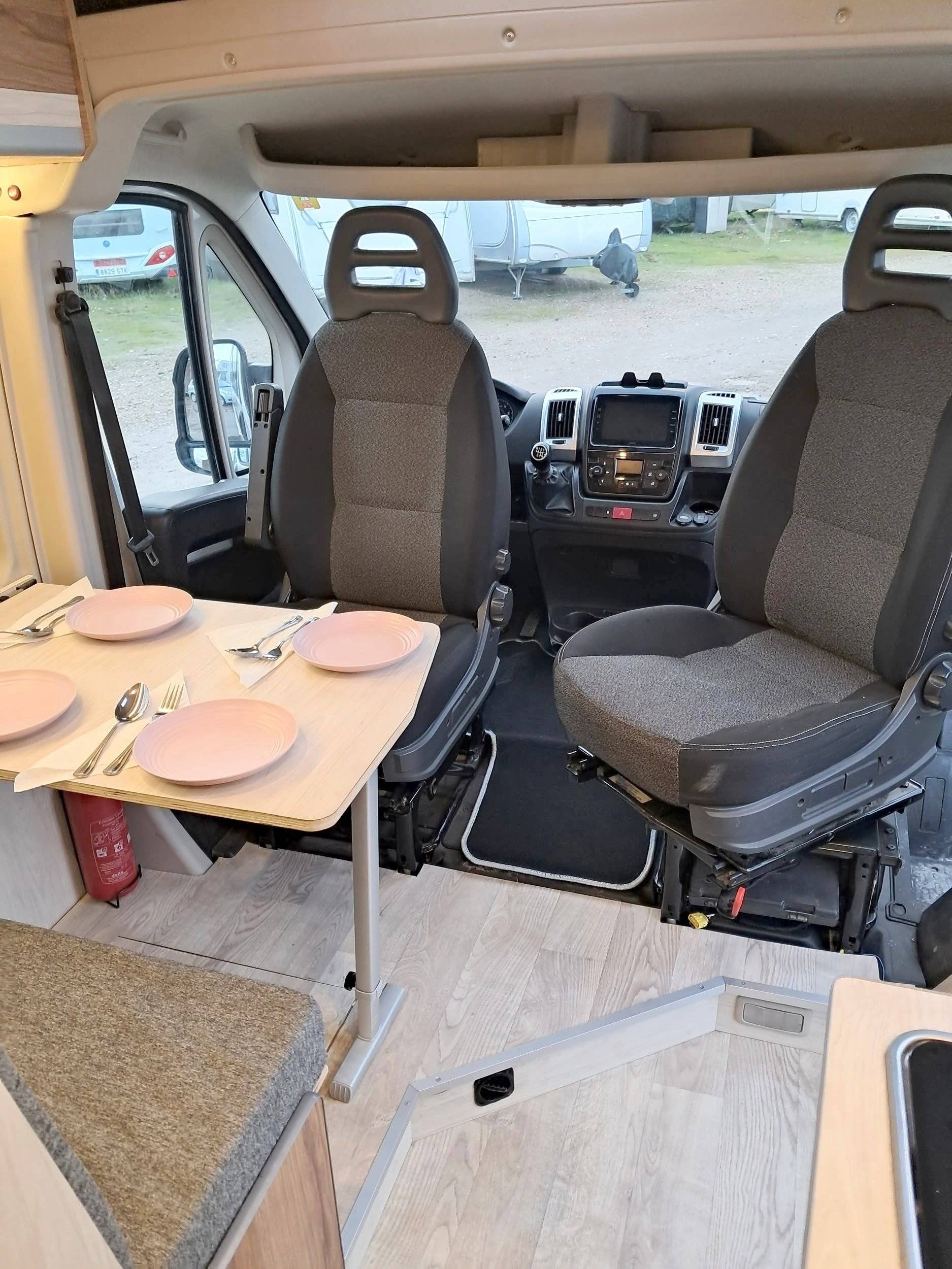 Coin repas Fiat Ducato 2,3 l 150 ch - Yescapa