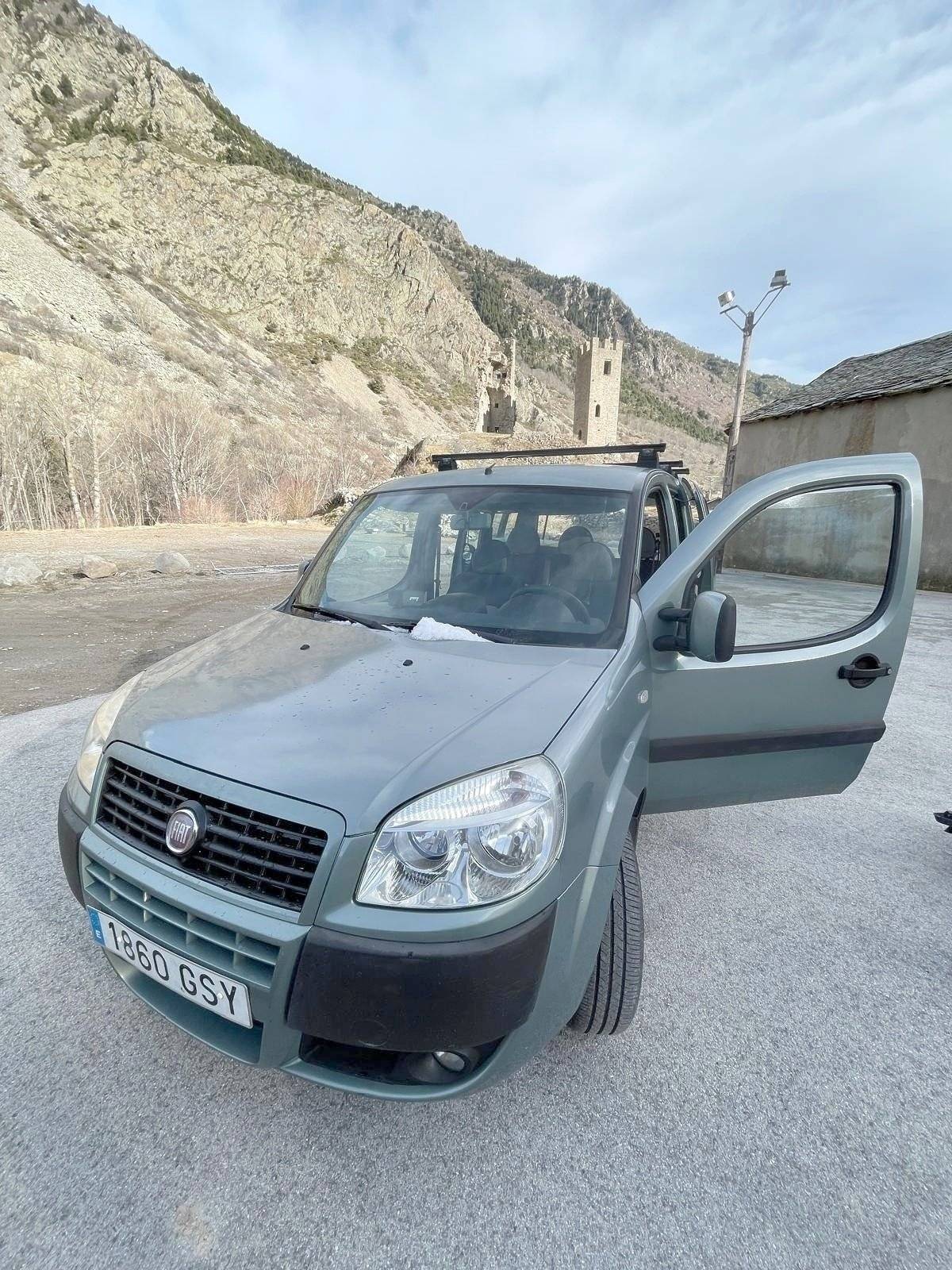 Vue avant de 3/4 Fiat Fiat Doblo - Yescapa