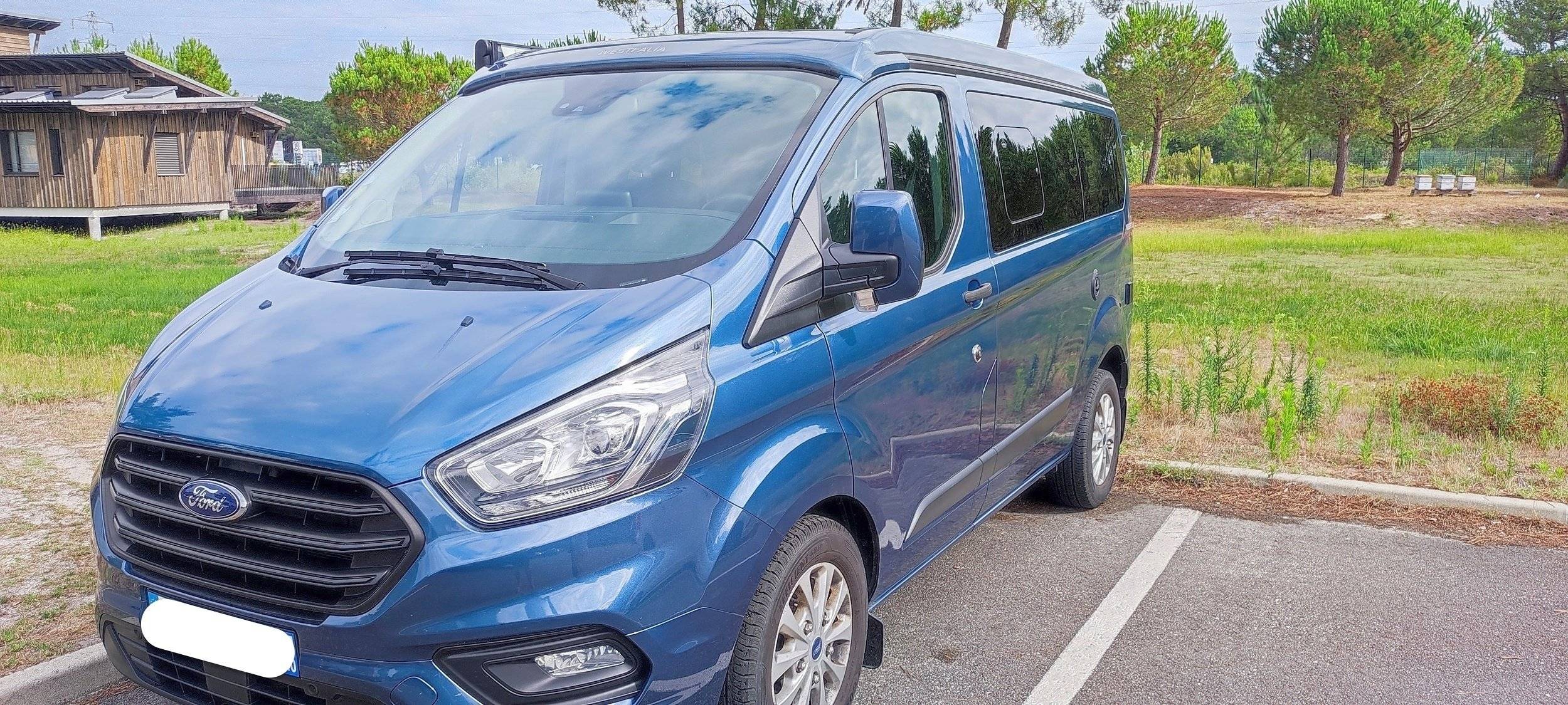 Vista de 3/4 Ford Custom 2,0 l 130 ch - Yescapa