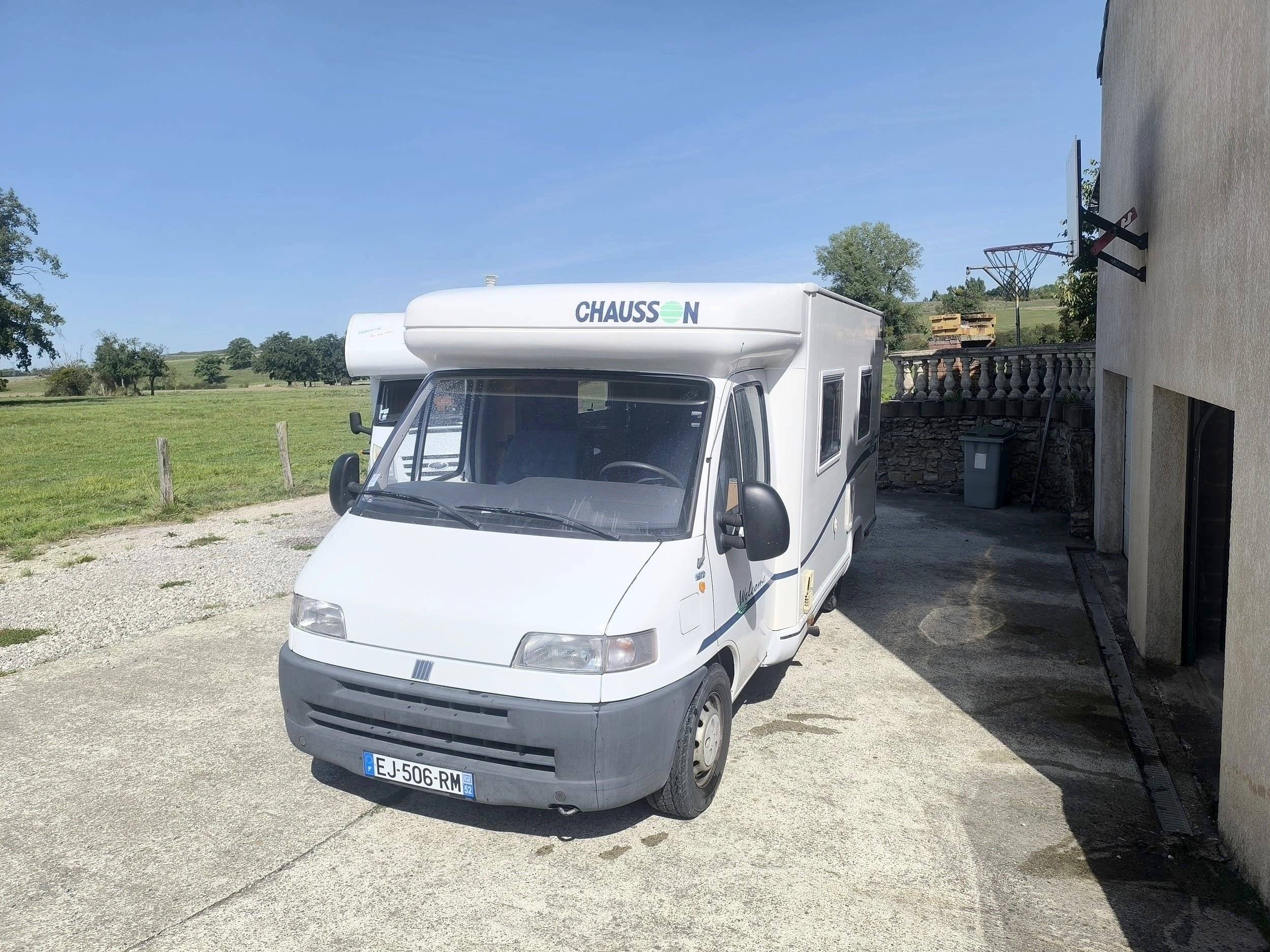 schräge Vorderansicht Fiat Ducato 1.9 TD. 90CV. - Yescapa