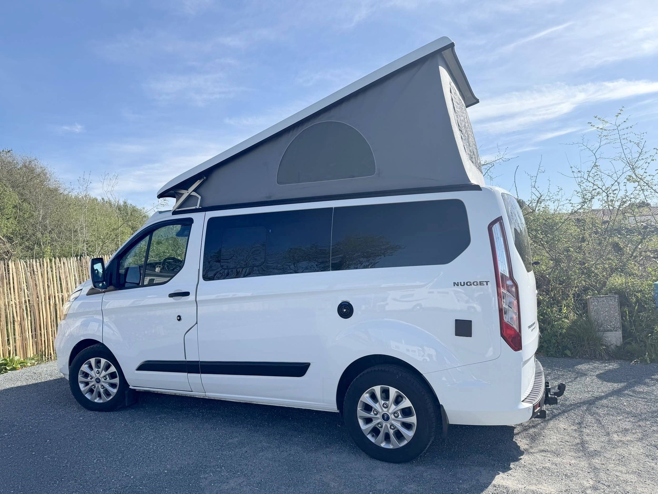 Vista de 3/4 Ford ford nugget plus - Yescapa
