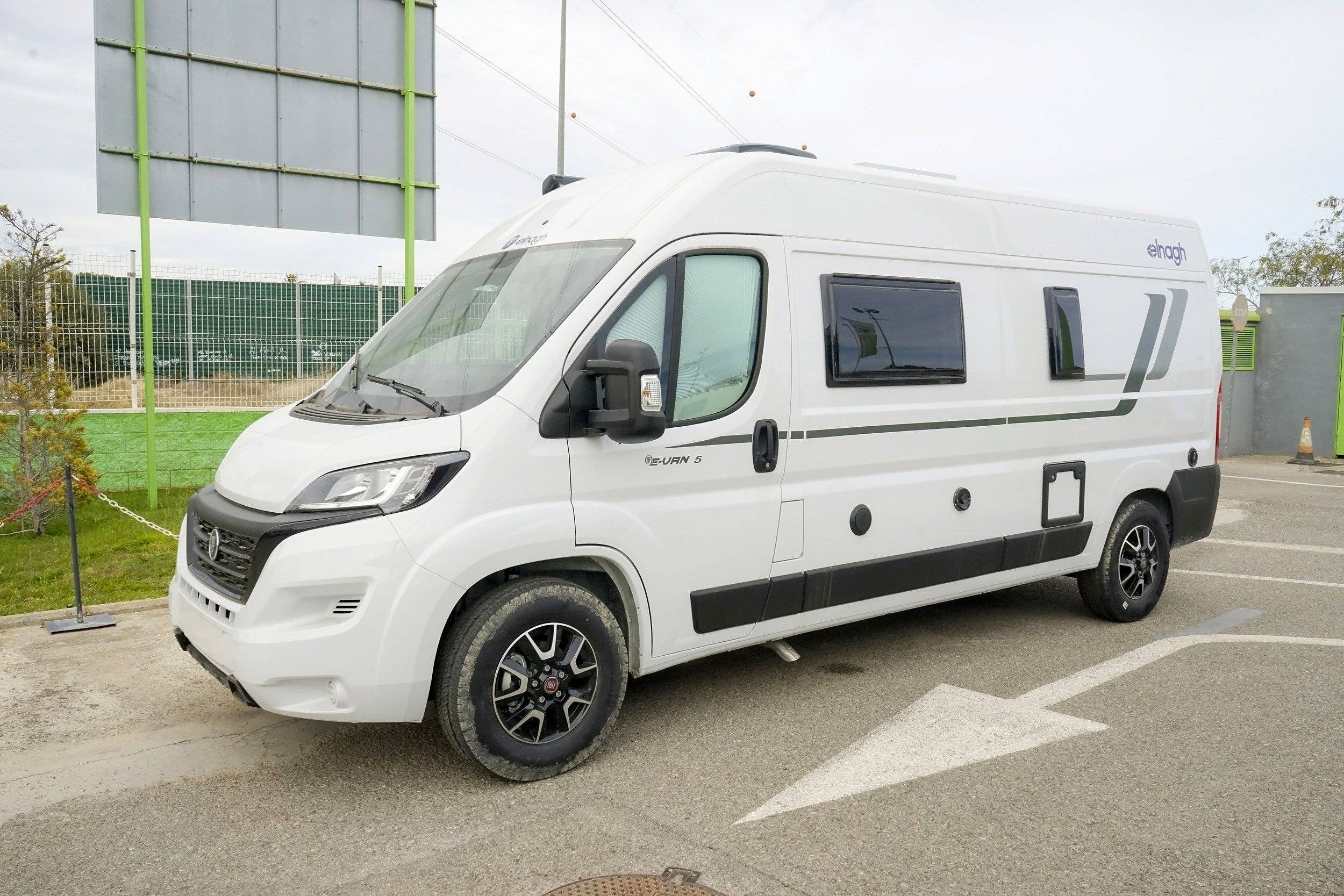 schräge Vorderansicht Fiat FIAT DUCATO - Yescapa
