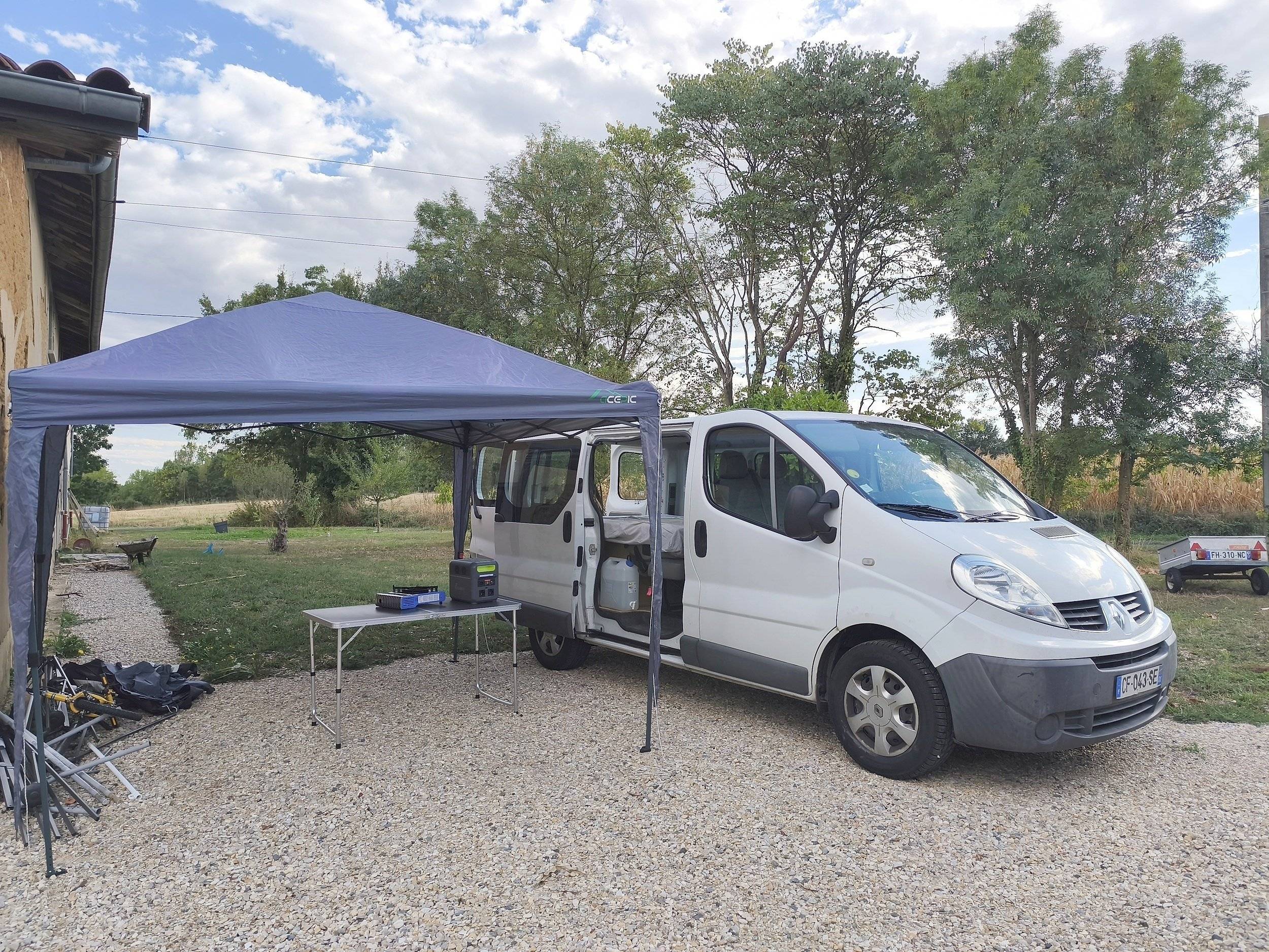 Voorkant 3/4 Renault Trafic 1,5 l dci 90 ch - Yescapa
