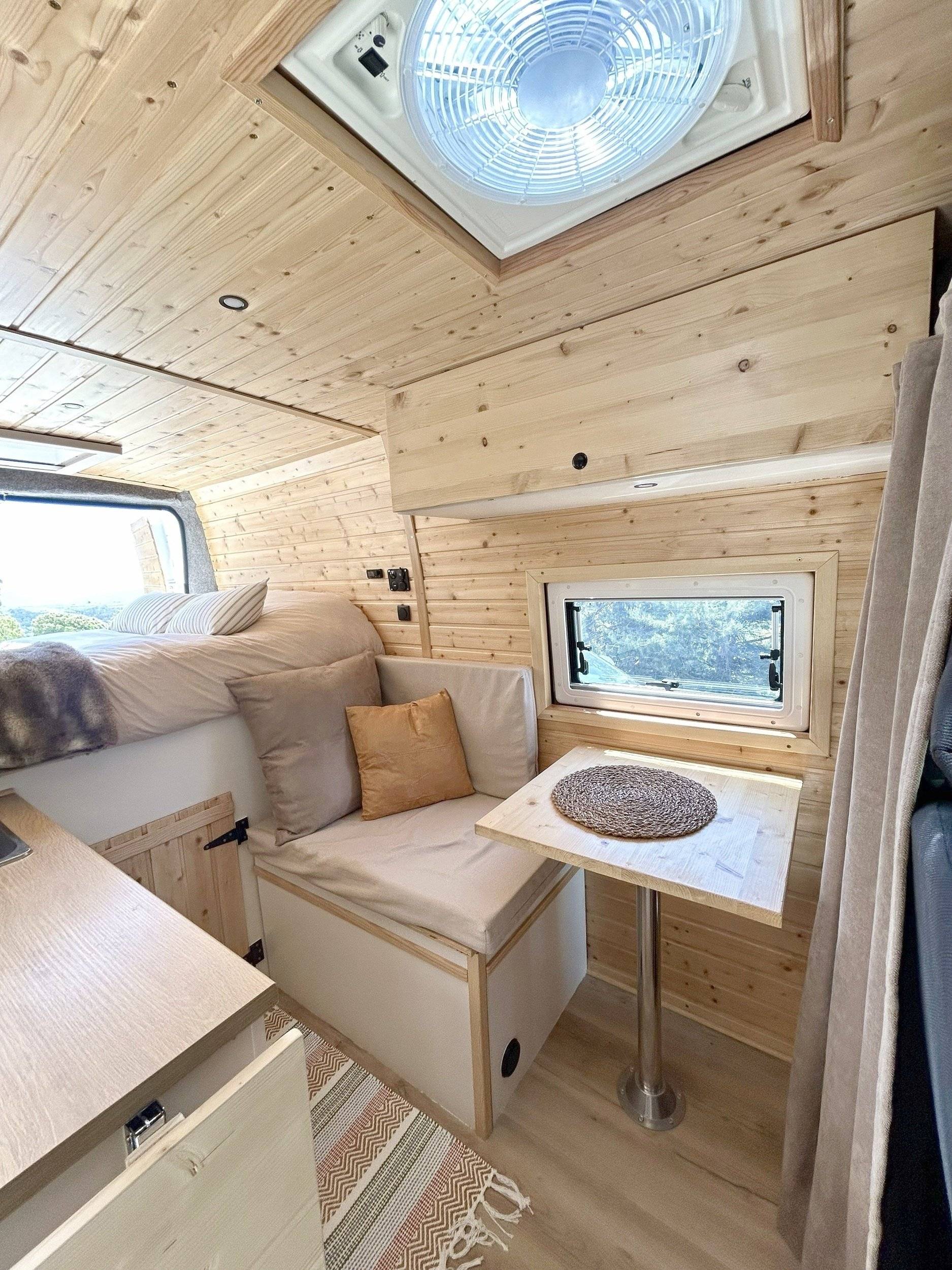 Dining Area Fiat Ducato 120 Multijet - Yescapa