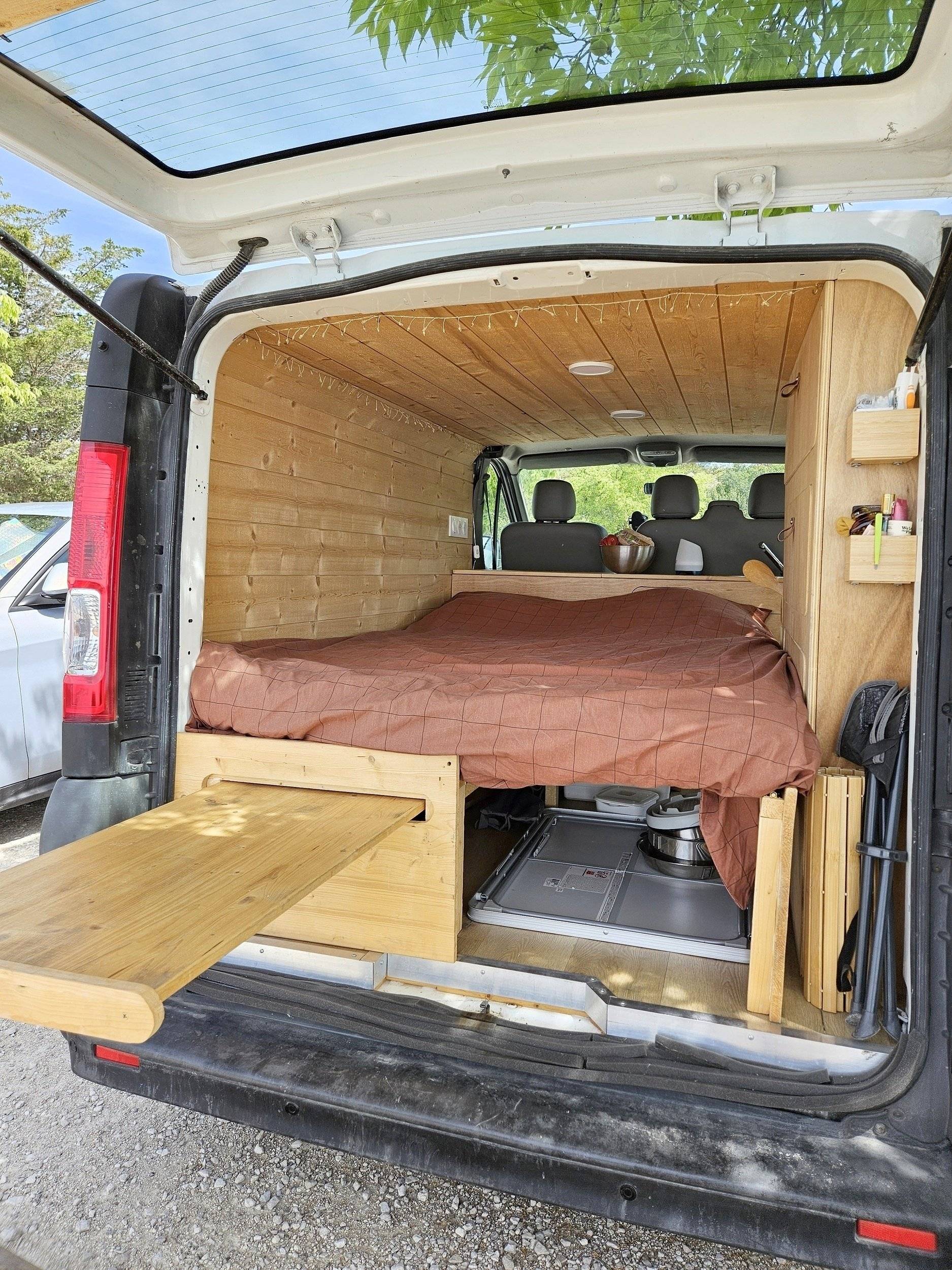 Dining Area Opel Vivaro 2.0 115cv 16v - Yescapa