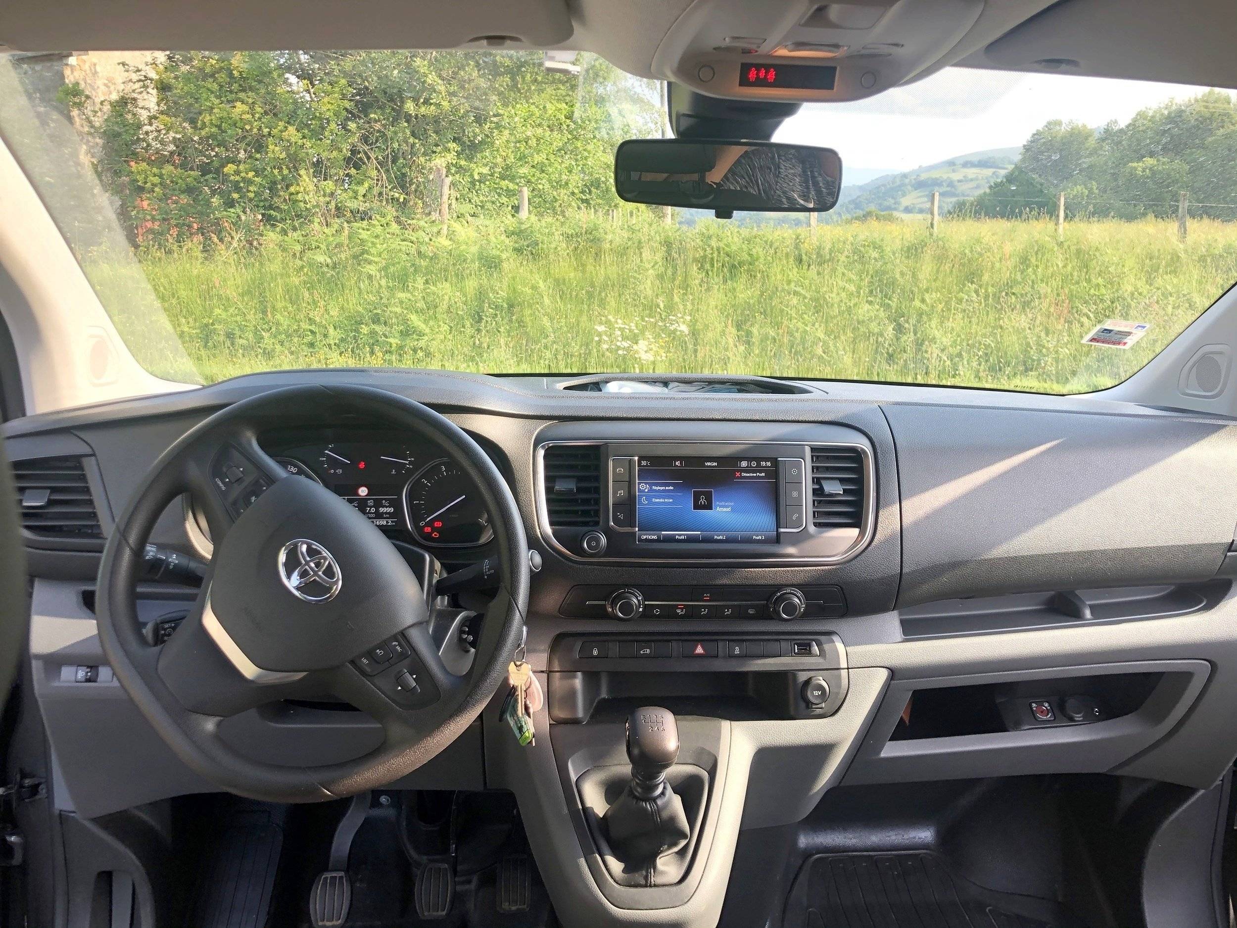Poste de conduite Toyota Pro Ace - Yescapa