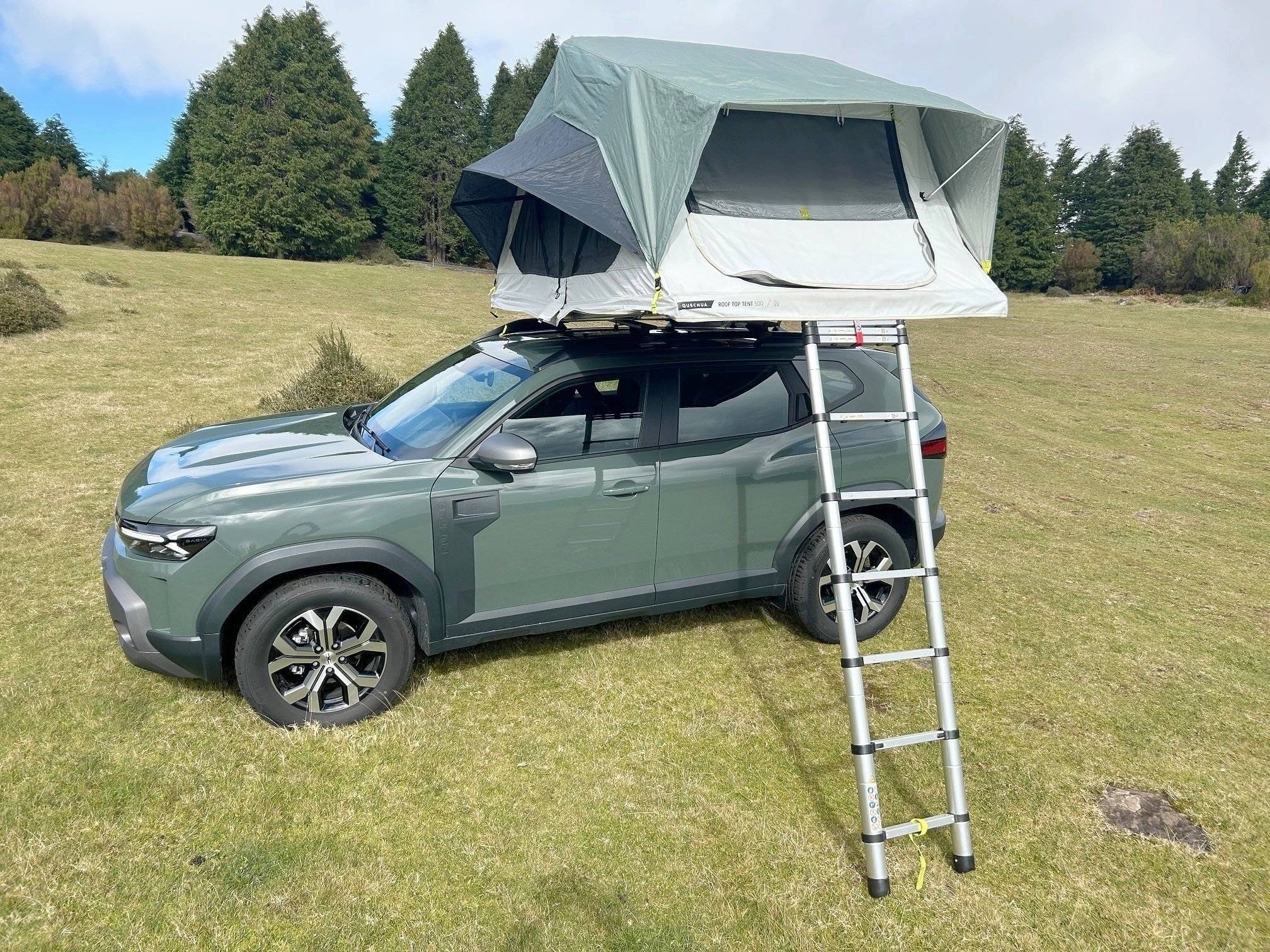 Front view from 3/4 Dacia - Yescapa