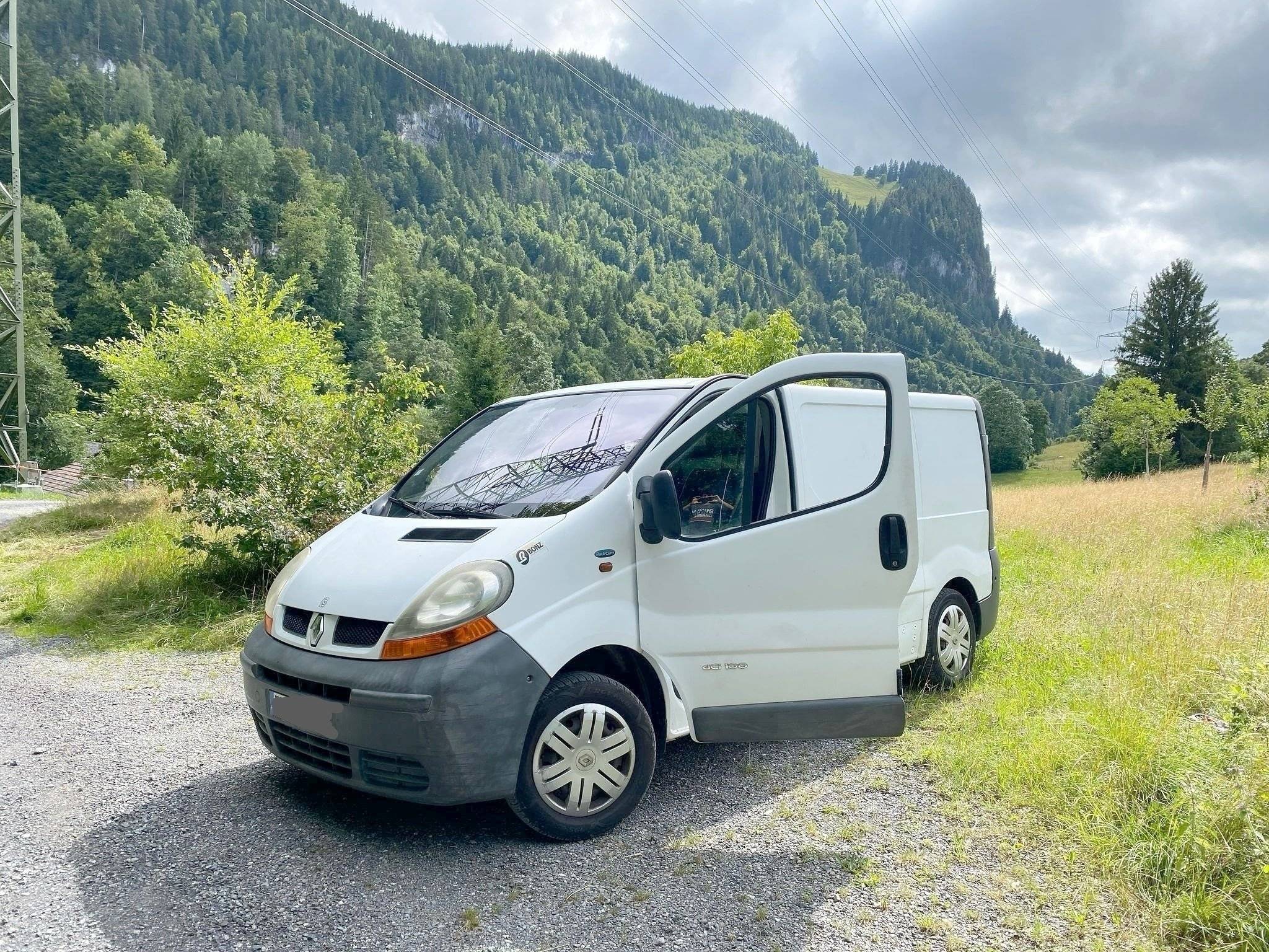 Vue avant de 3/4 Renault trafic II 1.9 Dci 100cv - Yescapa