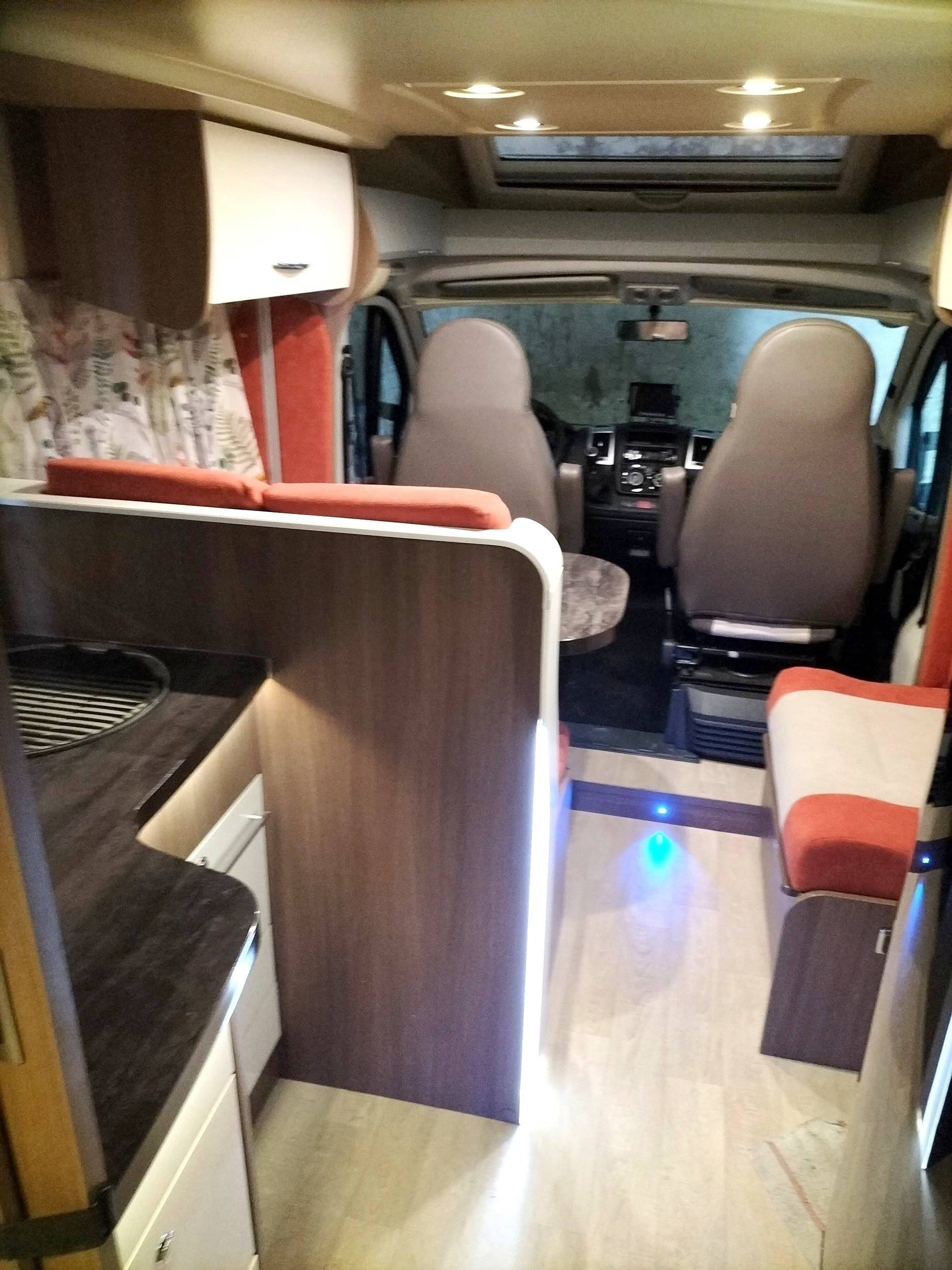 Driver's compartment Fiat Ducato 2,2 l JTD 130 ch. - Yescapa