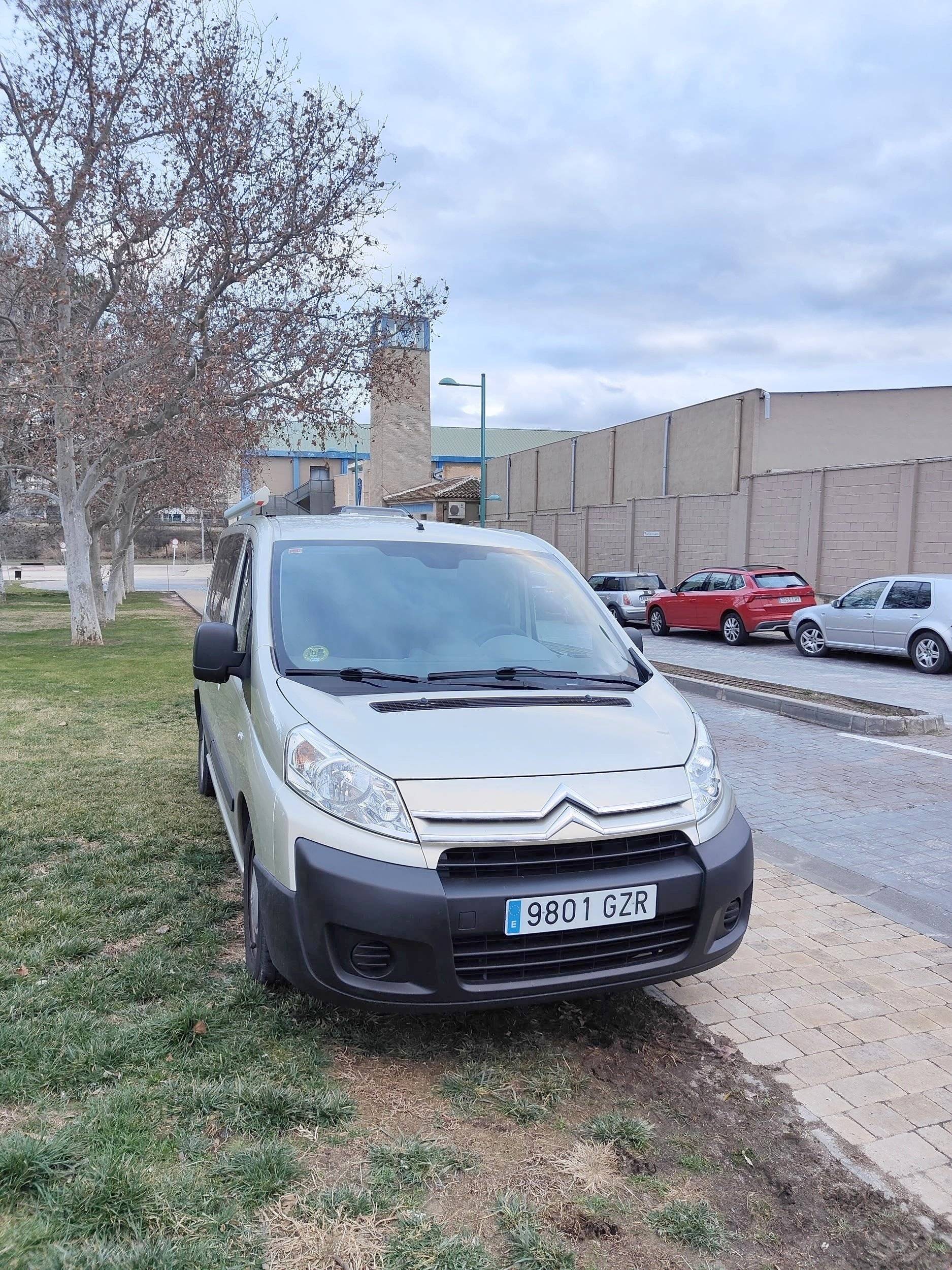 schräge Vorderansicht Citroën Jumpy 2l 128cv - Yescapa