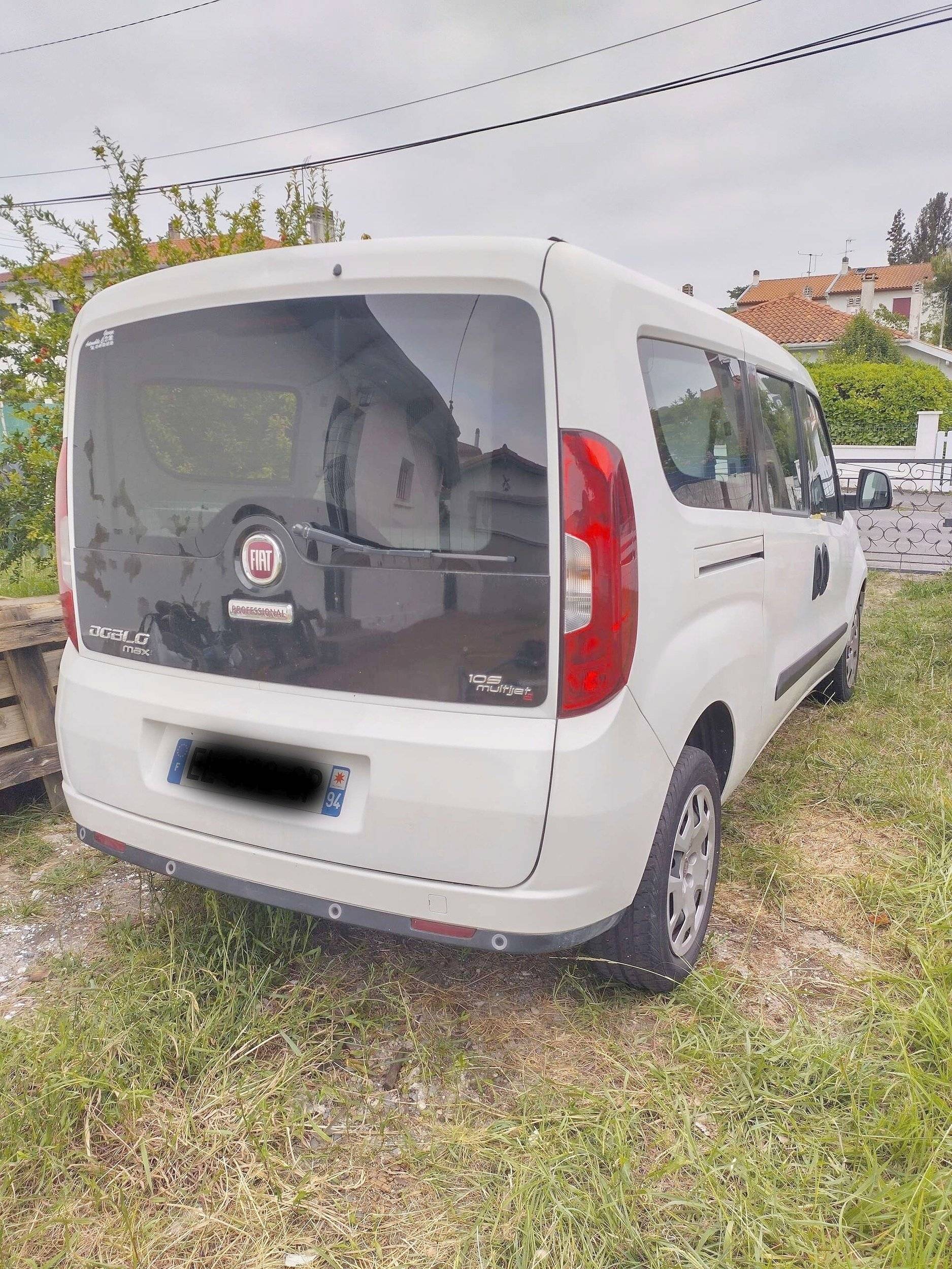 Vista del vehicle angle davanter Fiat Doblo Cargo maxi 1,6l 105 ch - Yescapa
