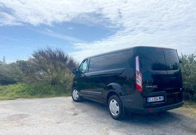 Front view from 3/4 Ford Transit 2,0 l 130 ch - Yescapa