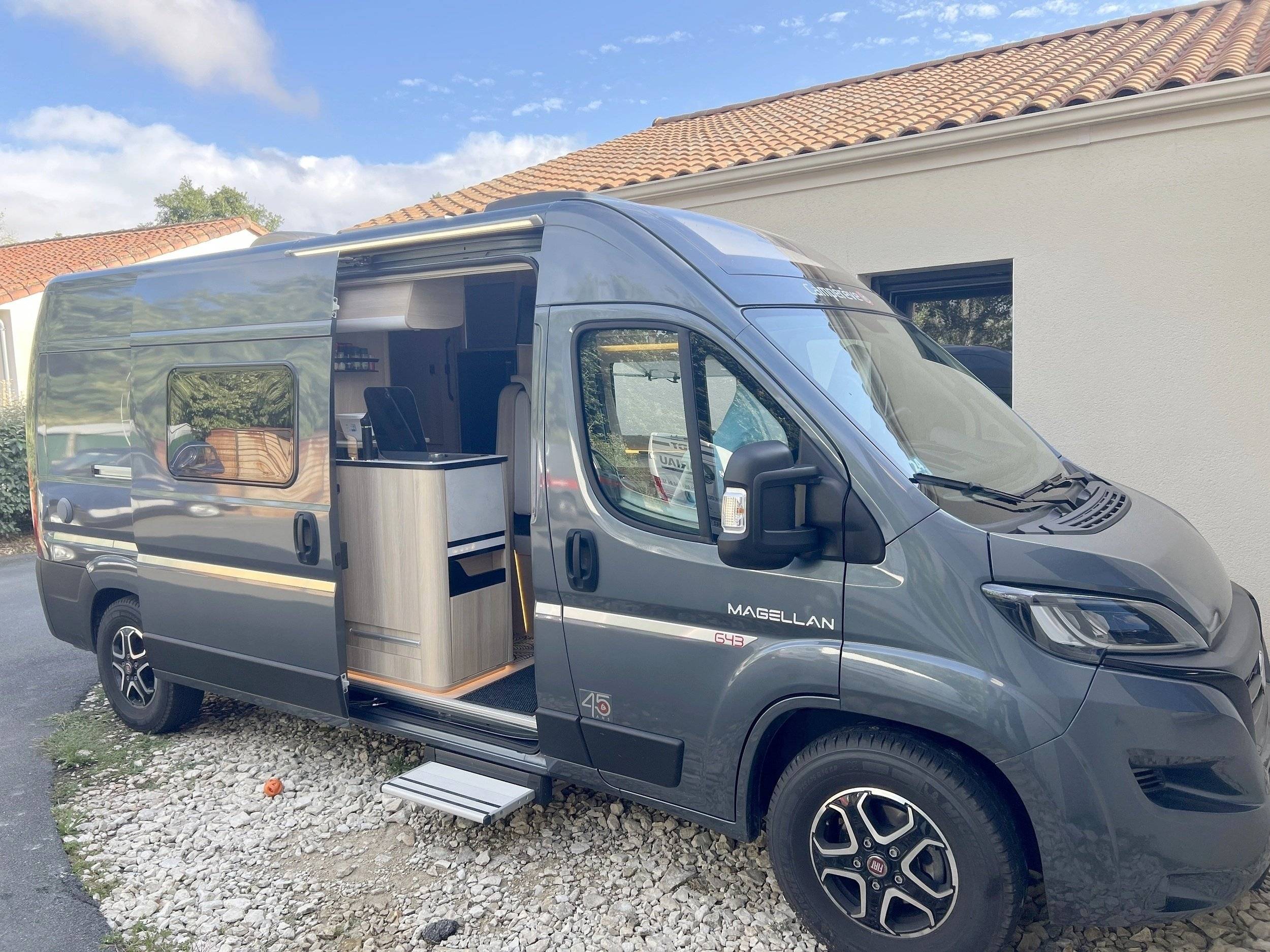 Vue avant de 3/4 Fiat Fiat Multijet 2   2,3 L   150 CV - Yescapa