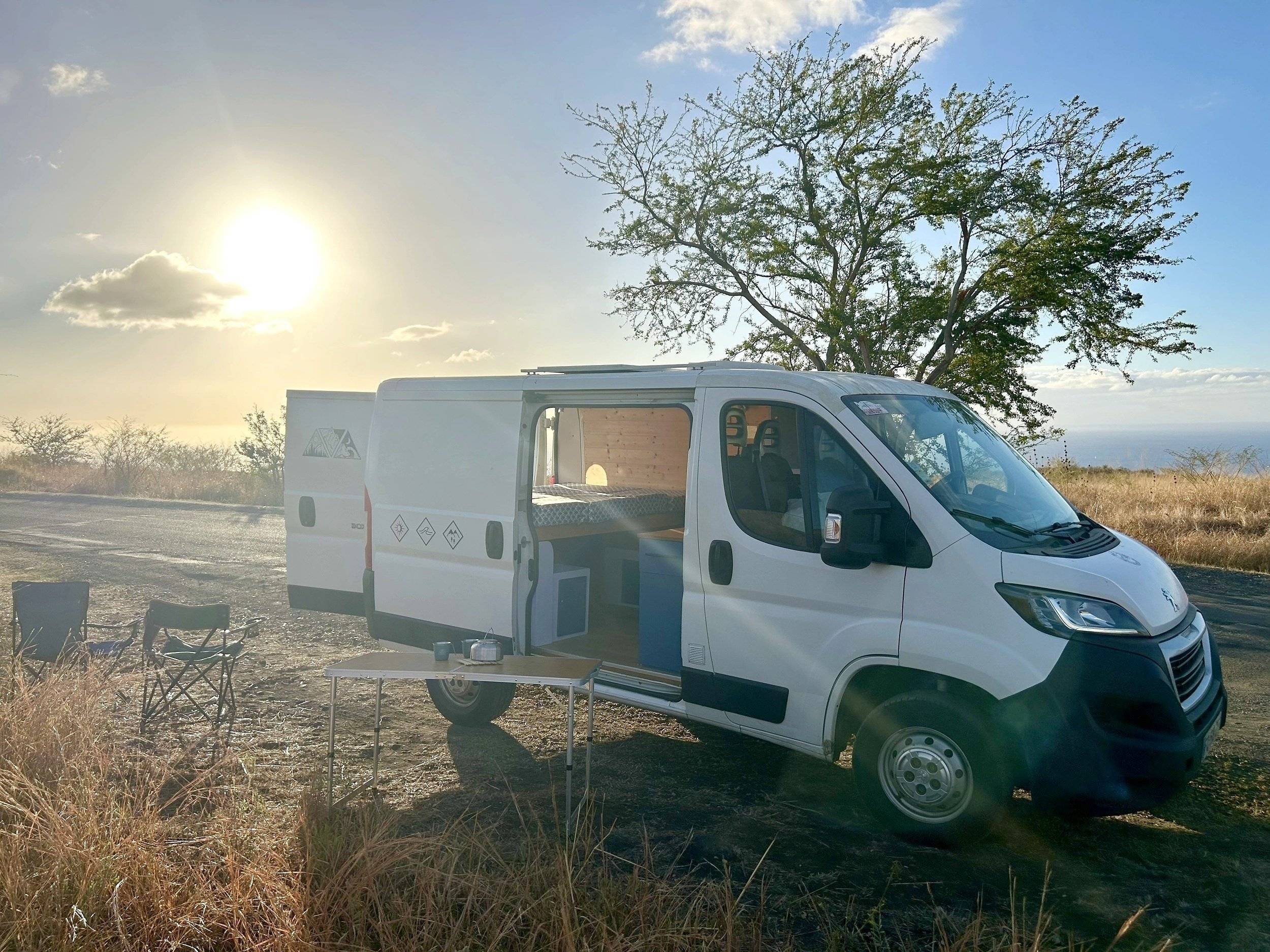 Vista frontale a ¾ Peugeot Boxer 2,2 l 120 ch. - Yescapa