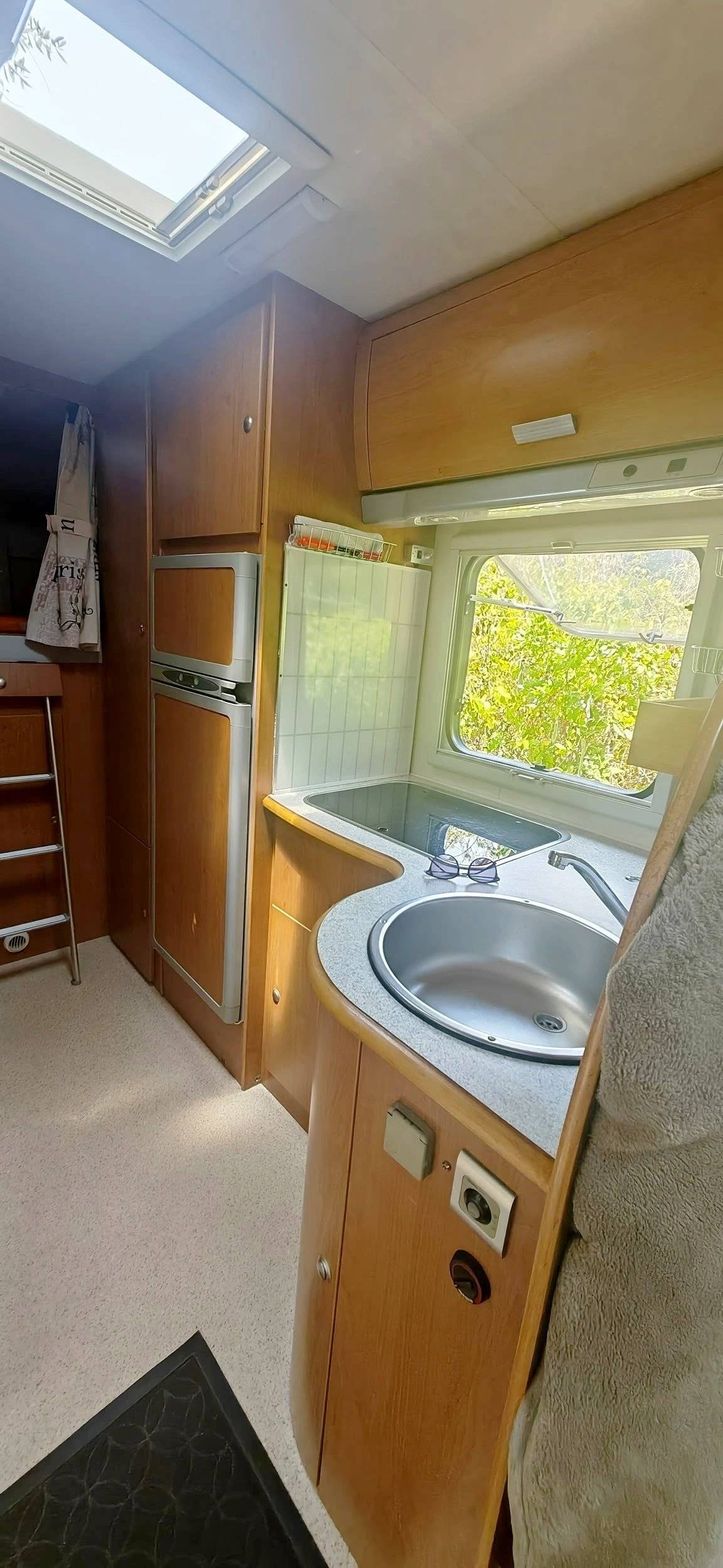 Couchages Ford Transit 2,4 l 140 ch - Yescapa