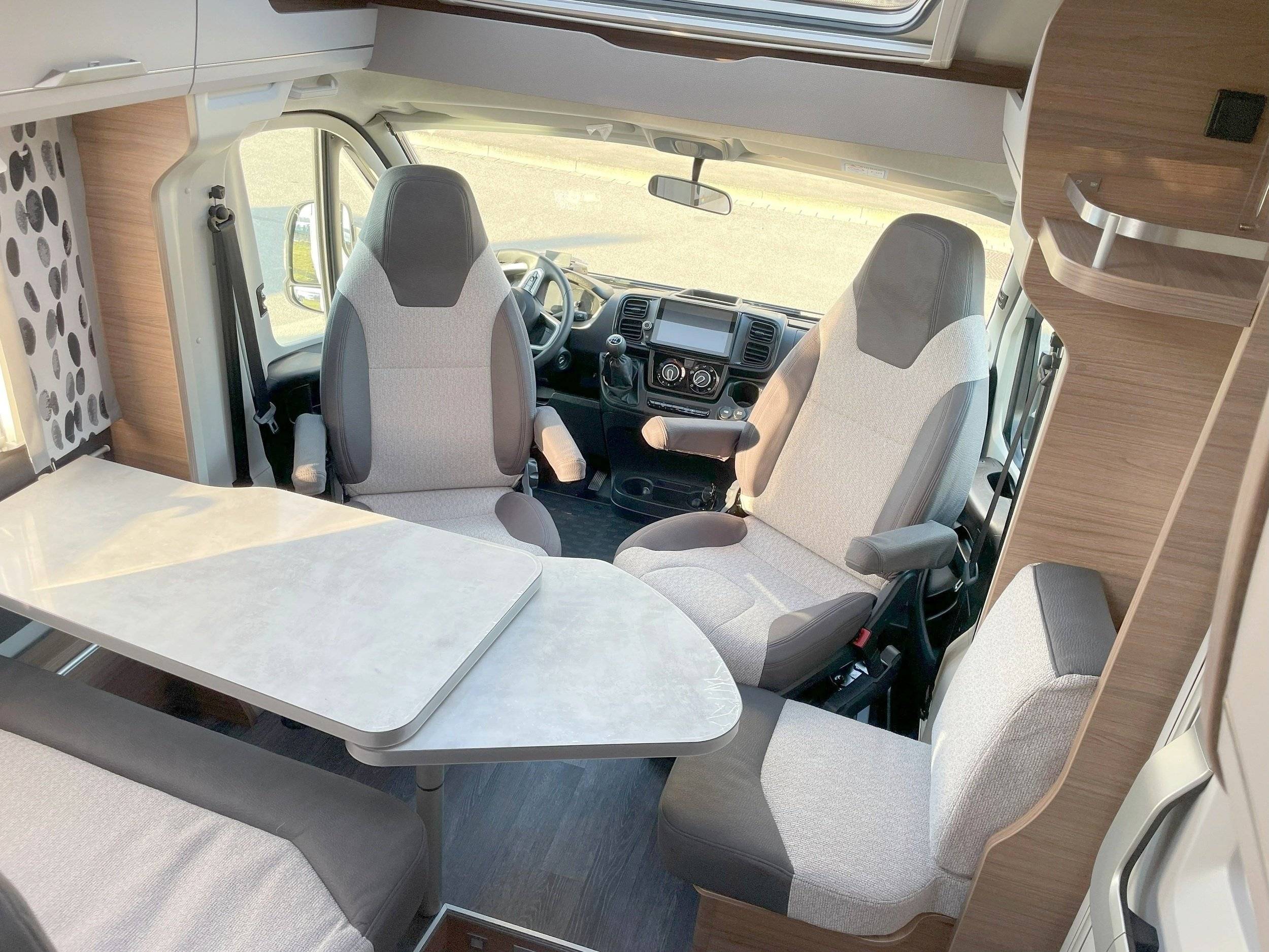 Teilintegriertes Wohnmobil