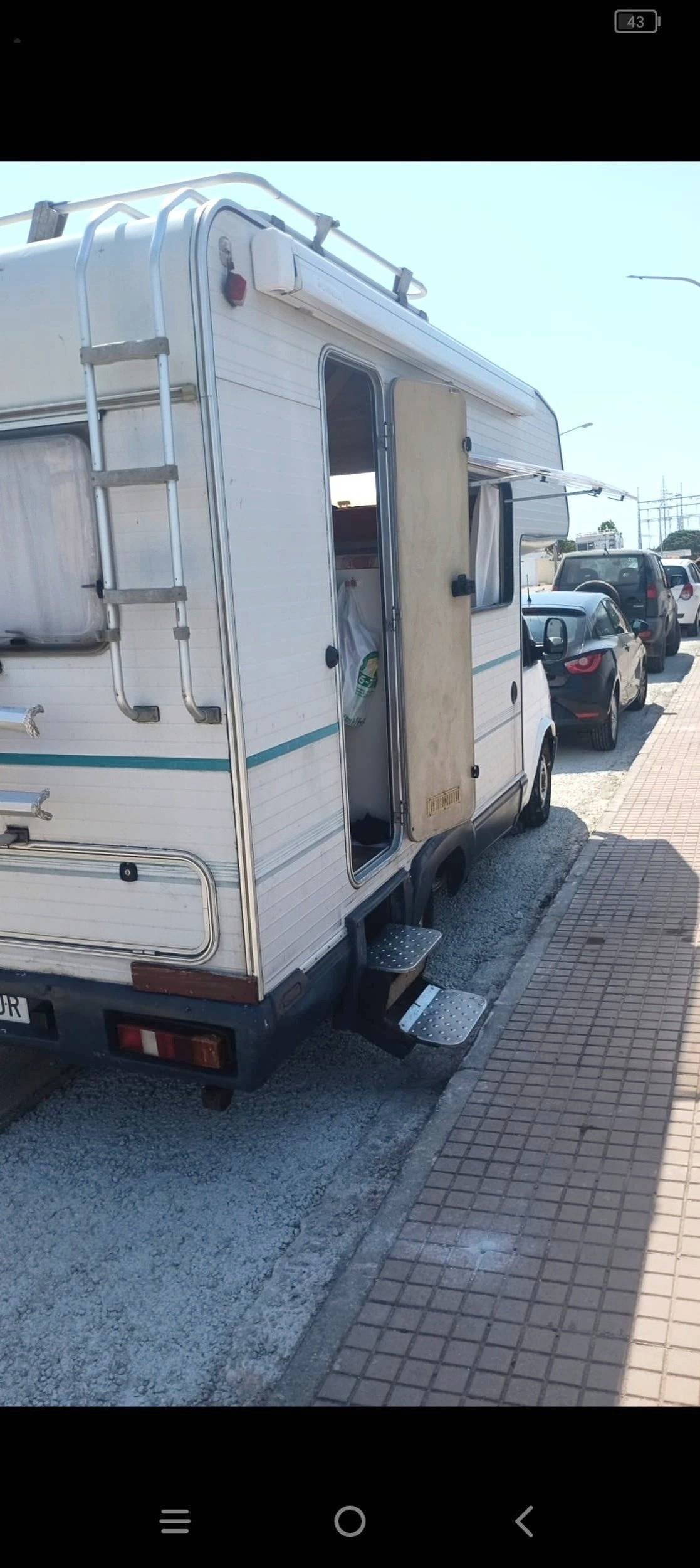 Vue arrière Ford Transit 2,5 l TDCi 140 ch. - Yescapa