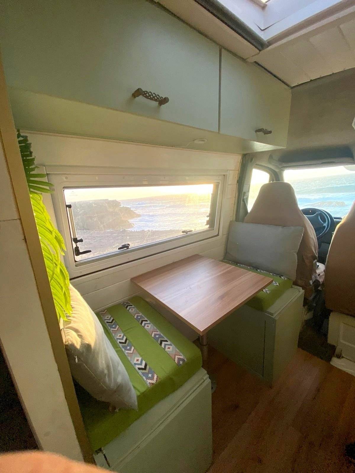 Dining Area Volkswagen Crafter 2.5 TDI - Yescapa