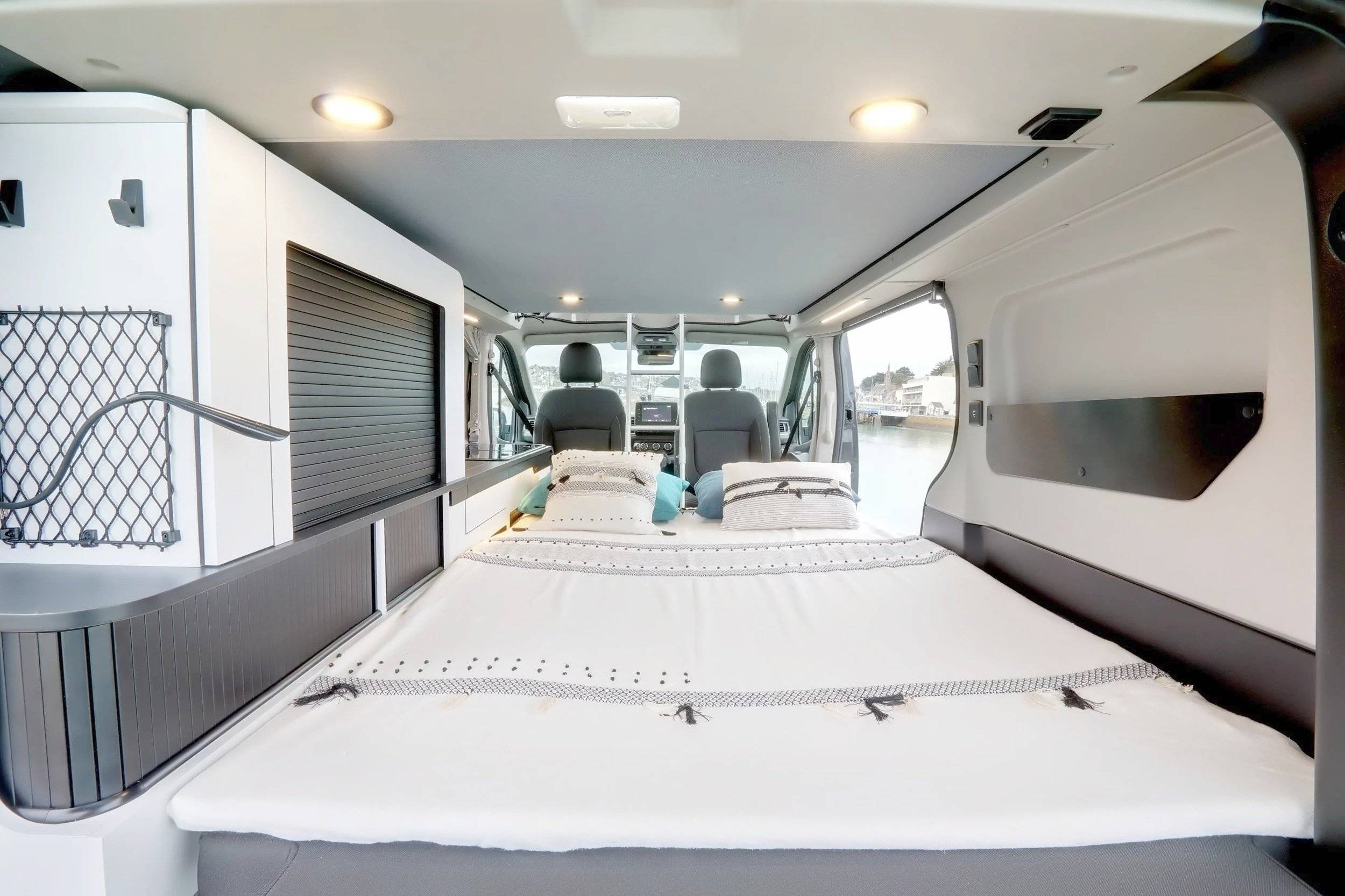 Berth Renault RENAULT TRAFIC III EDC DCI 150 L1H1 2.8T - Yescapa