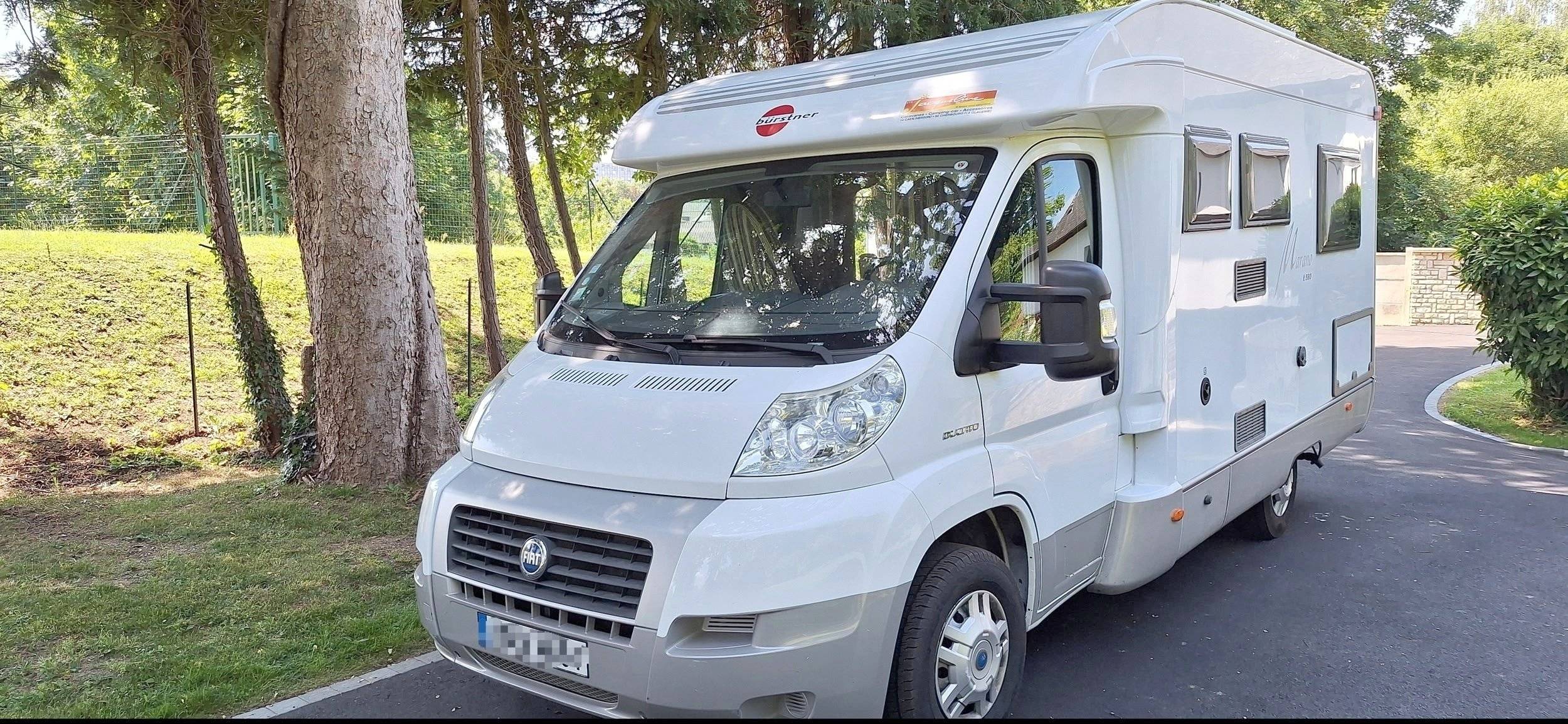 Front view from 3/4 Fiat 2,3 l 130 ch - Yescapa