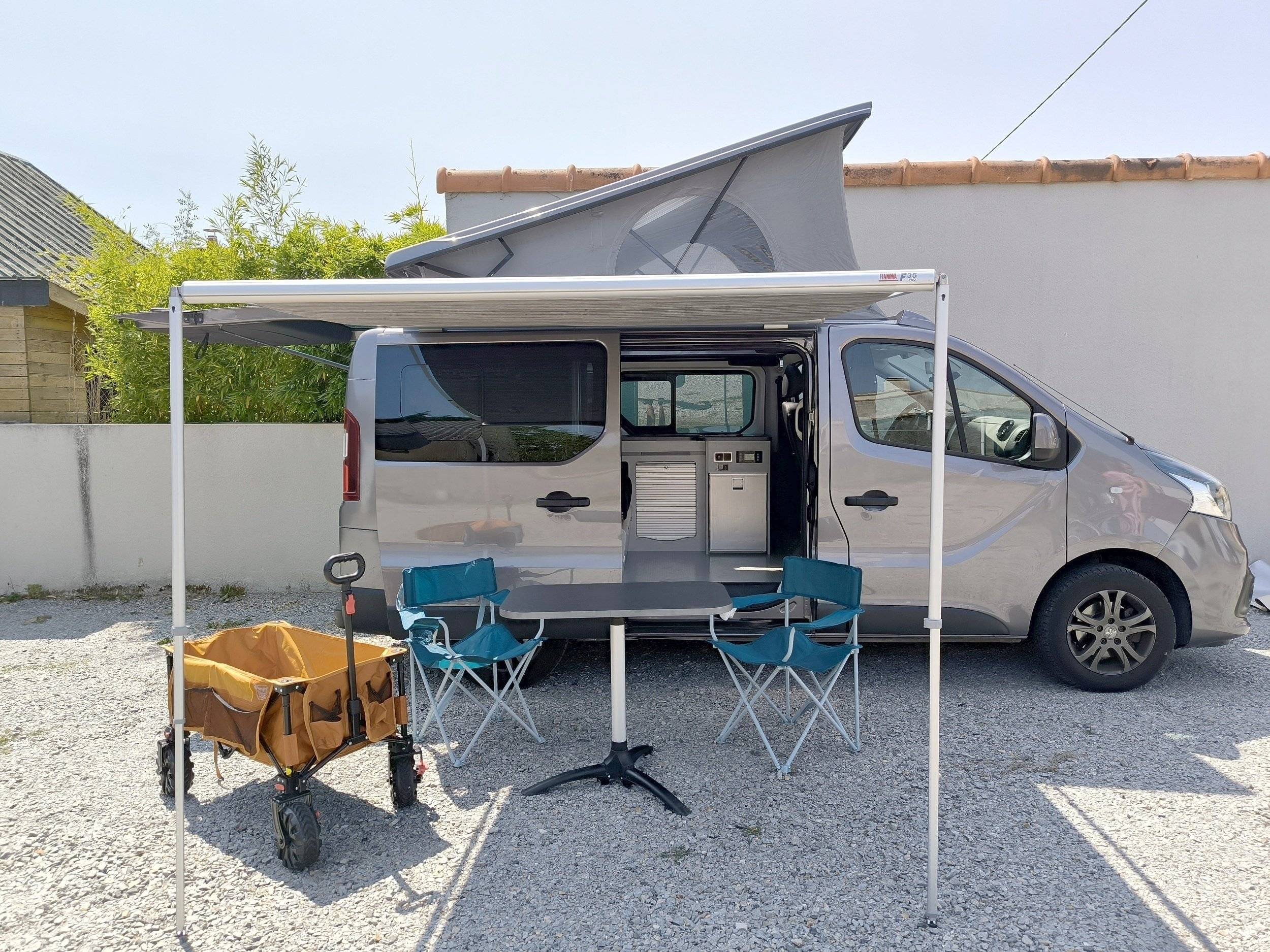 Front view from 3/4 Renault RENAULT TRAFIC III Grand Confort - Yescapa