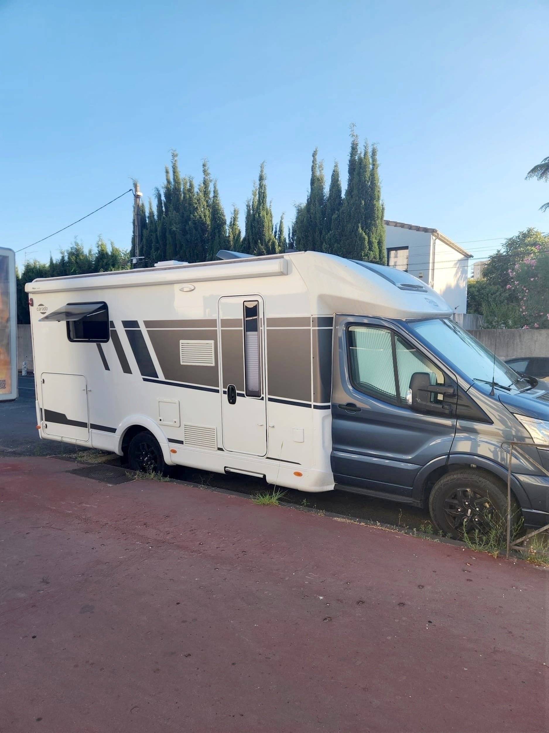 Vue avant de 3/4 Ford - Yescapa