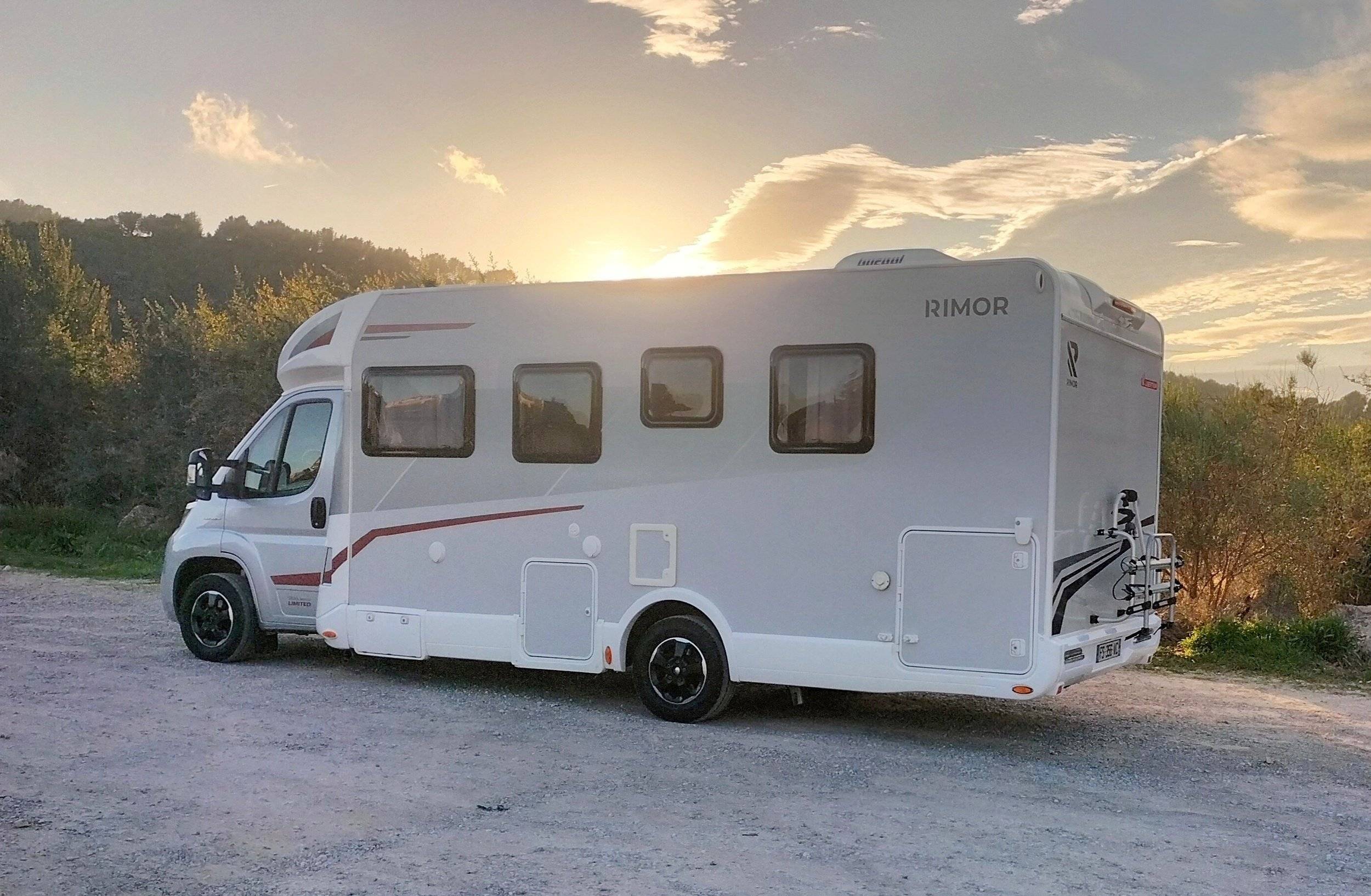 schräge Vorderansicht Fiat DUCATO 2.3 140CV - Yescapa