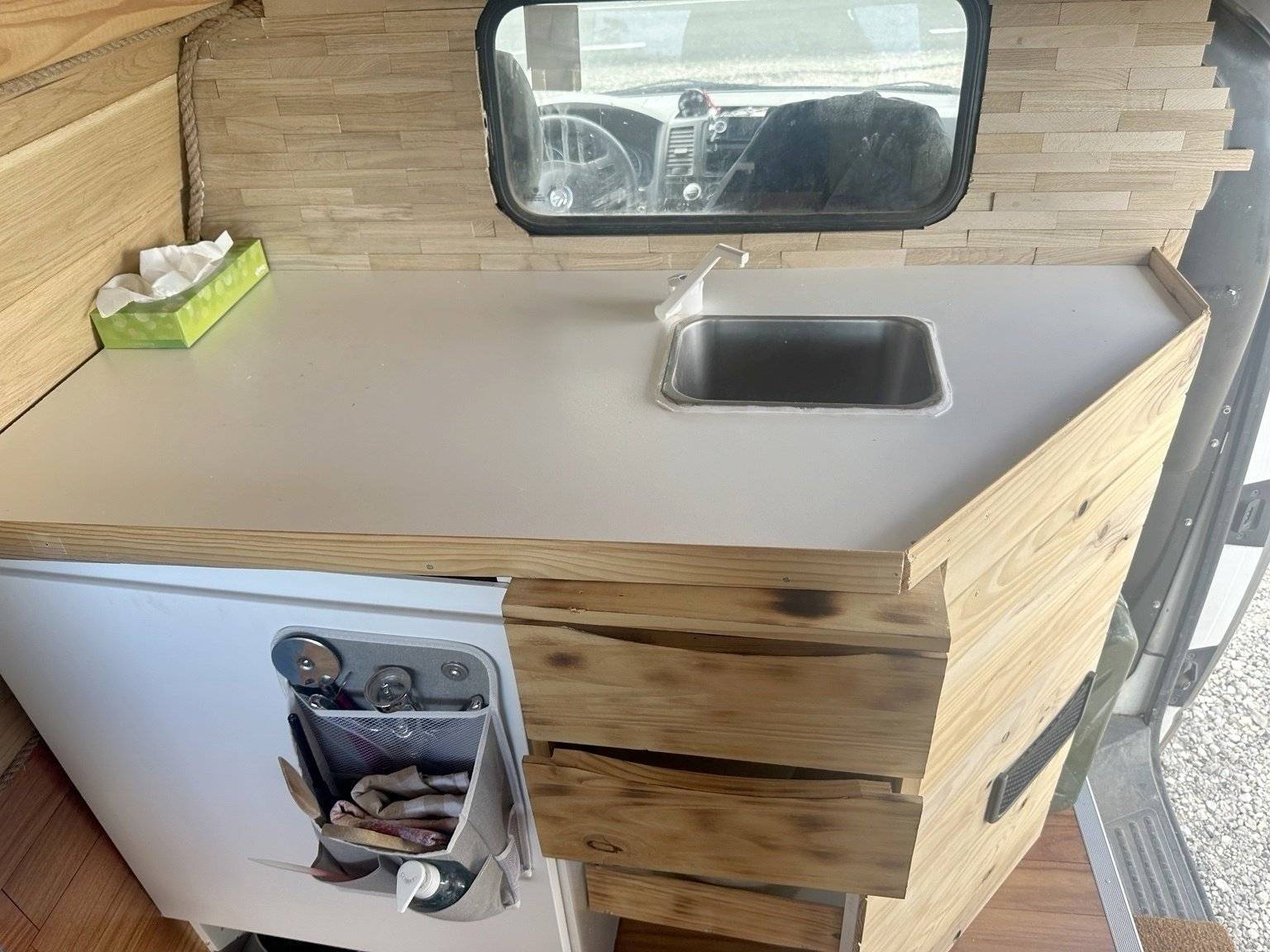 Coin repas Volkswagen T5 surélevé - Yescapa