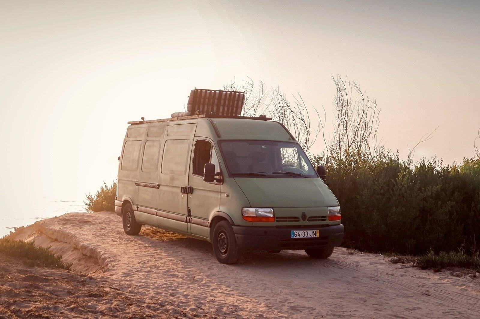 Front view from 3/4 Renault Renault Master - Yescapa