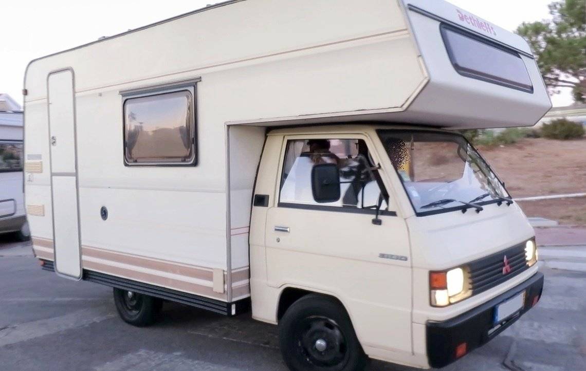 schräge Vorderansicht Mitsubishi - Yescapa