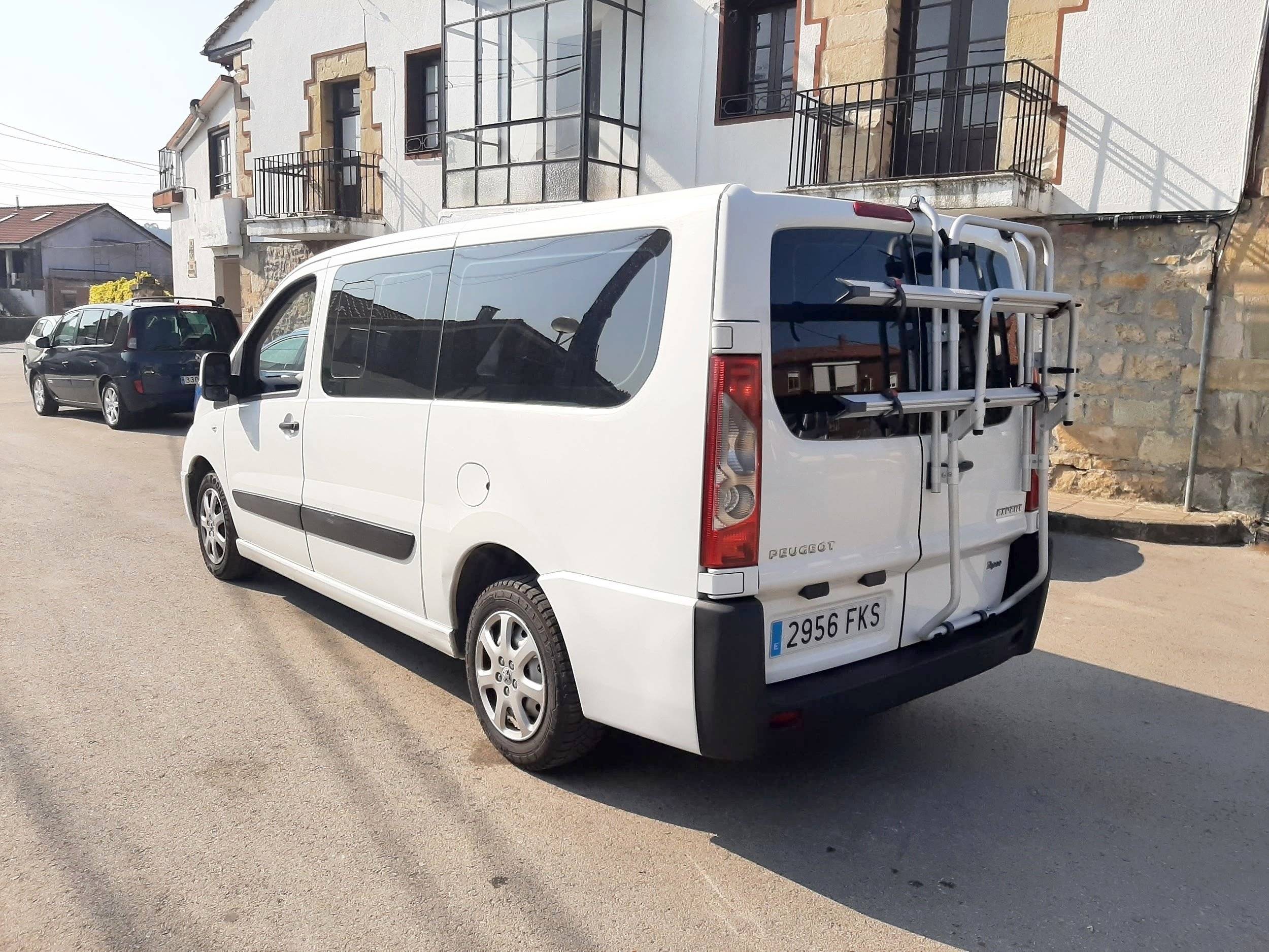 Vue arrière Peugeot traveller 1.6 hdi 136cv - Yescapa