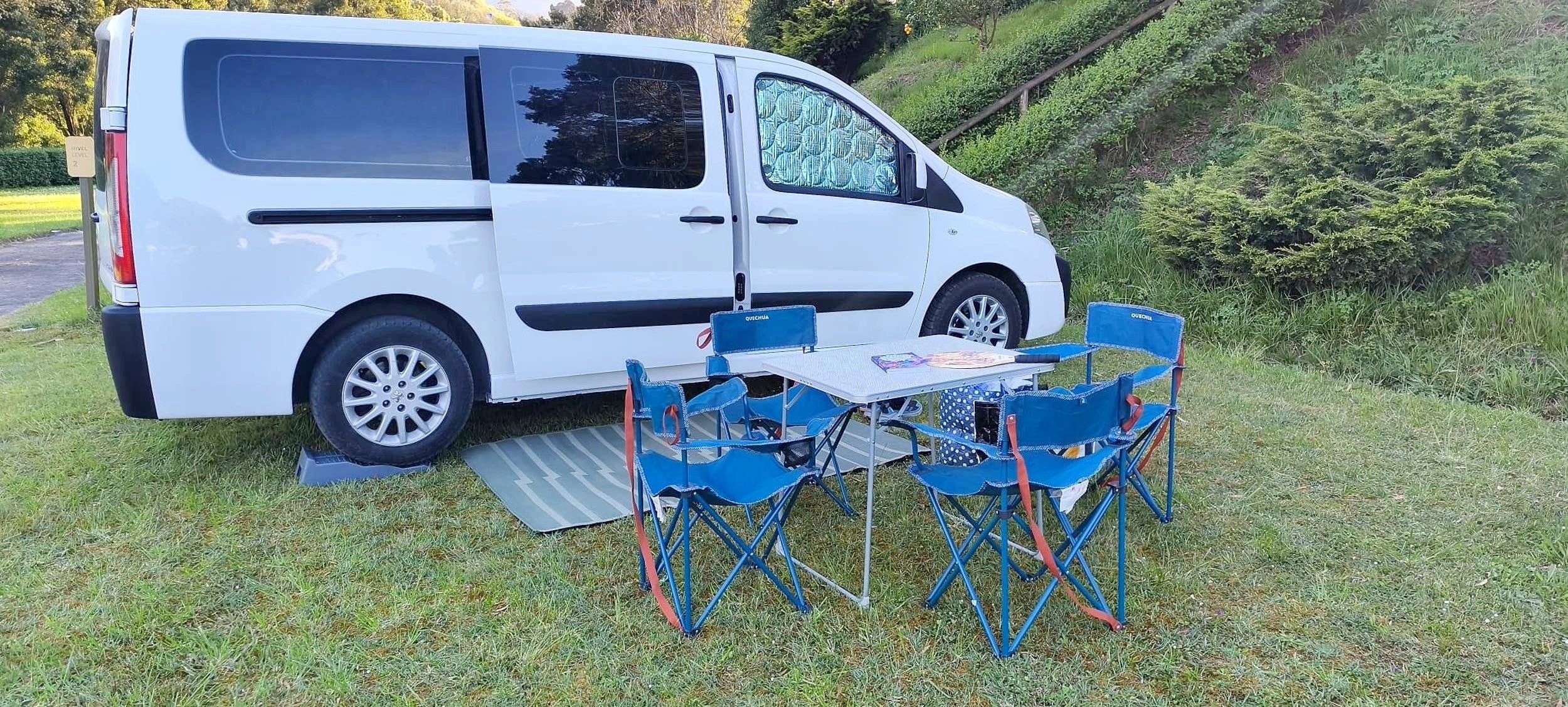 Rear view Peugeot traveller 1.6 hdi 136cv - Yescapa